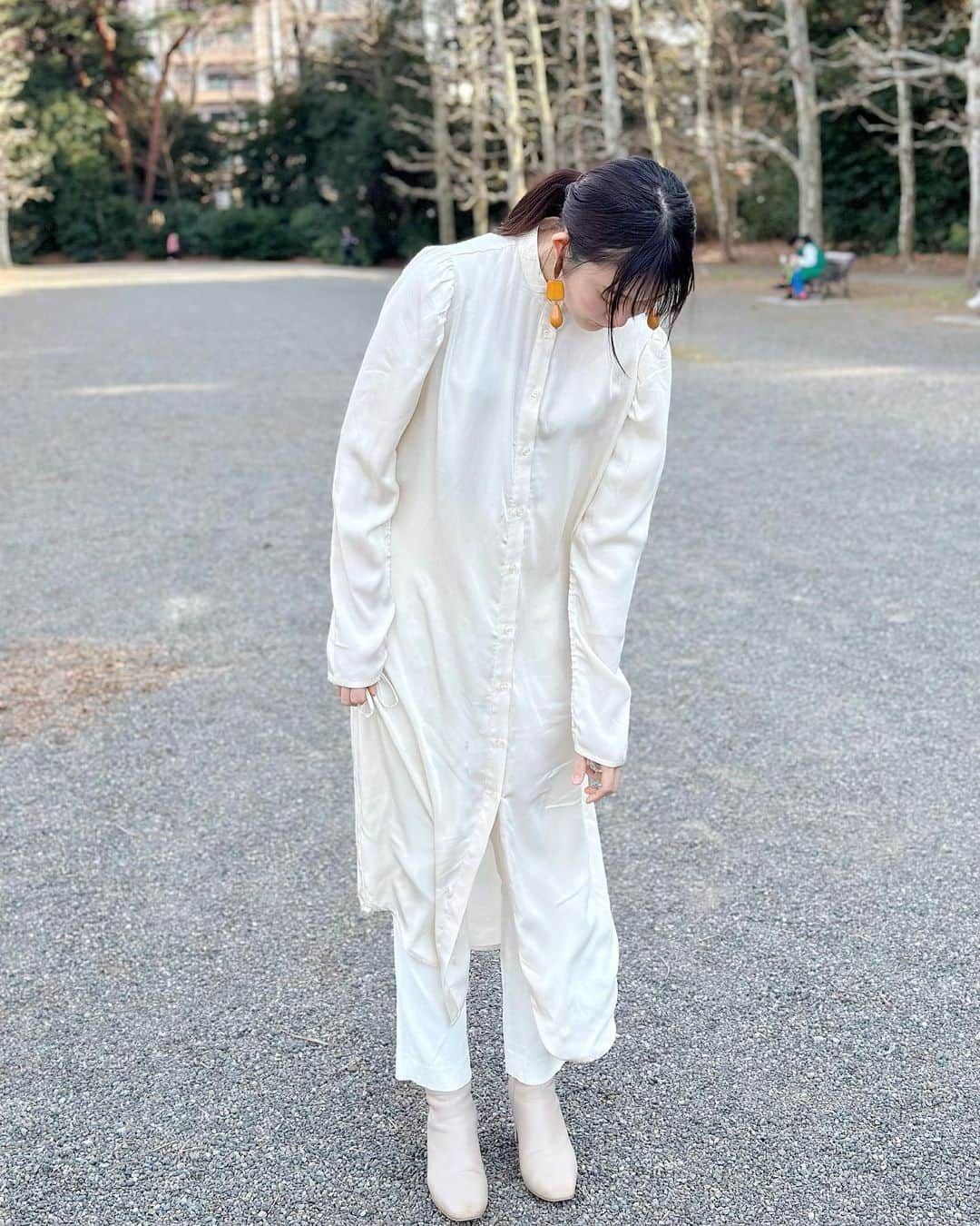 彩雪さんのインスタグラム写真 - (彩雪Instagram)「久しぶりの私服は春っぽく白コーデ🕊🤍  one-piece#amerivintage  pants#zara boots#diana」3月11日 19時19分 - 1116_for