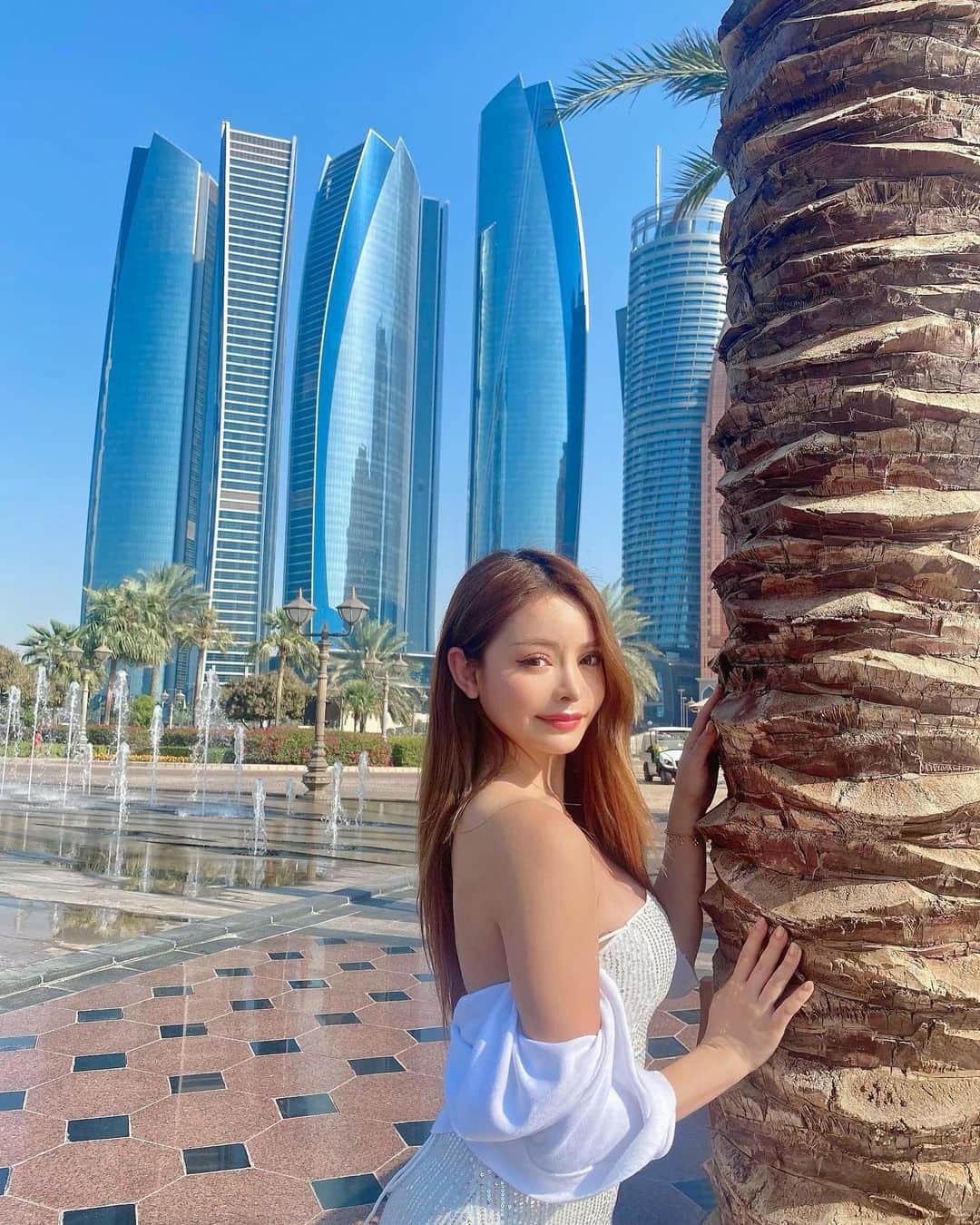 エリカのインスタグラム：「ワイスピスカイミッション🏎🪂 #dubai #abudabi #emiratespalace」