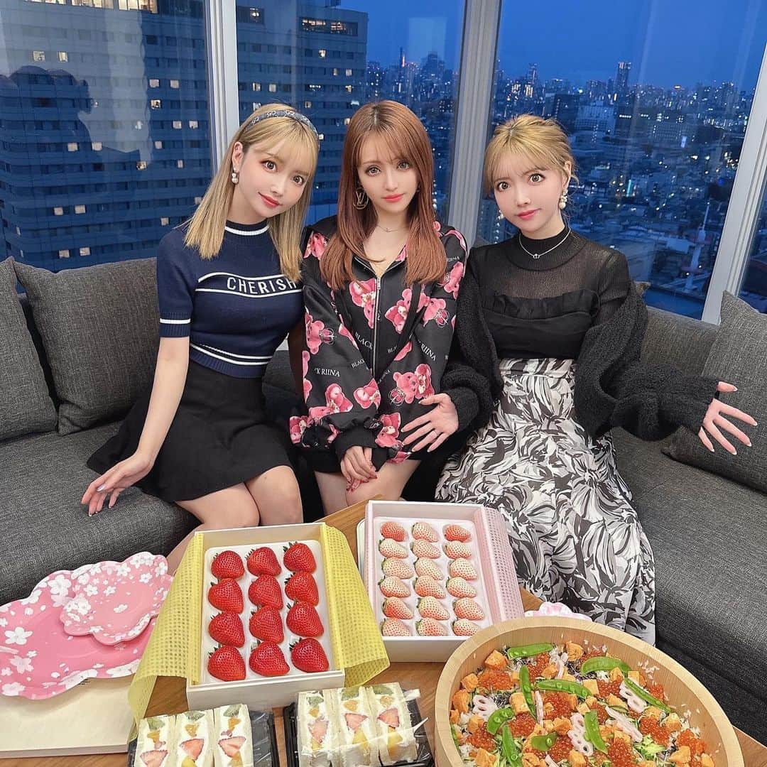 吉川ちえのインスタグラム：「【🐙🌸🐙🌸🐙🌸🐙】 . この前みんなでタコパしたよ😆🤲 タコパ楽しかった😍💓 りなちゃんがいっぱい、焼いてくれた🥺めっちゃふわとろで美味しかった💕 あと豪華なちらし寿司や苺食べて皆でワイワイ楽しかった🙋‍♀️ . #タコパ #ちらし寿司 #ホームパーティー」