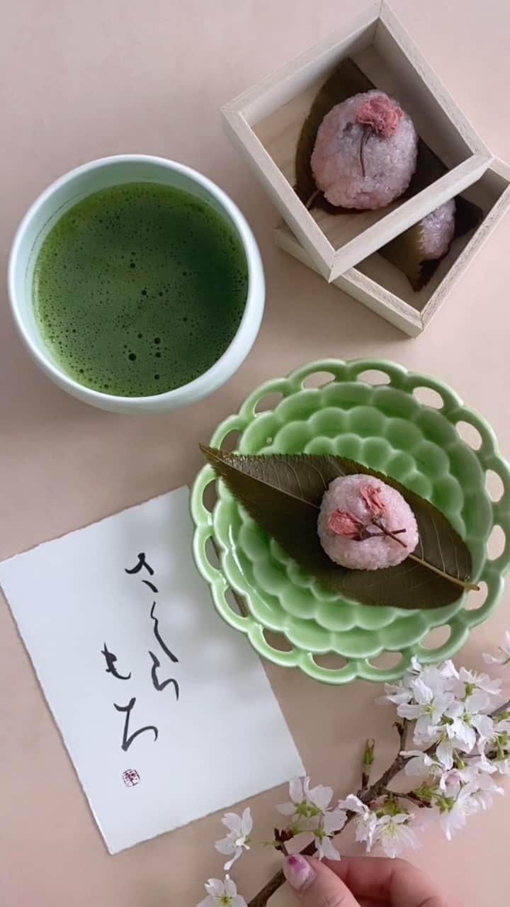 福田淳子のインスタグラム：「Japanese traditional sweets for Spring.   It’s a time for spring  sweets. Sakura mochi is our traditional and iconic sweets for Spring.   春の香り。桜餅の季節。 あなたは道明寺派？長命寺派？ お抹茶で一服を。  Sweets &Styling  @junjunfukuda  Styling & Calligraphy @toufuhayama   #calligraphyart #japanesecalligraphy#calligraphystyling#calligraphycordinate ##junkofukuda #桜餅 #さくらもち #桜餅は道明寺派 #桜餅は長命寺派  #japanesetraditionalsweets  #sakuramochi #japaneserecipe」