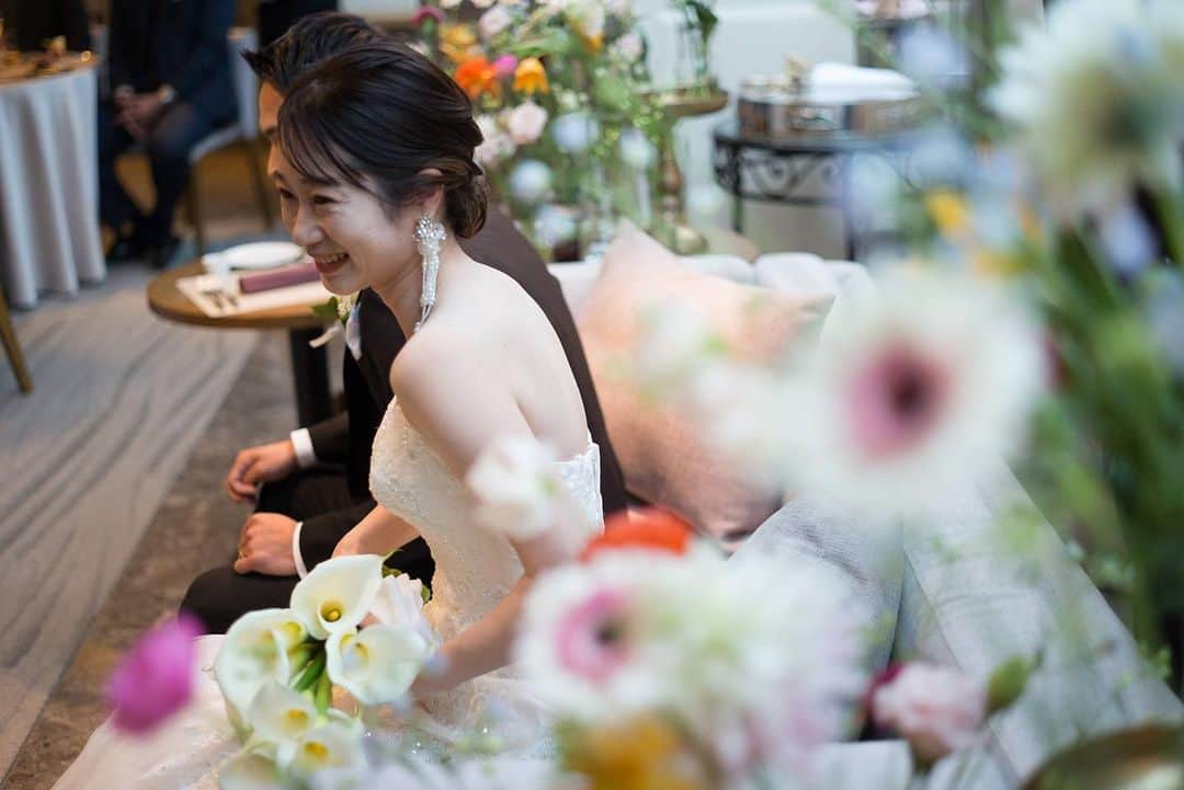 青山フェアリーハウスのインスタグラム：「. . . 披露宴中の自然体ショット📷💐 . . . #結婚式 #青山フェアリーハウス」