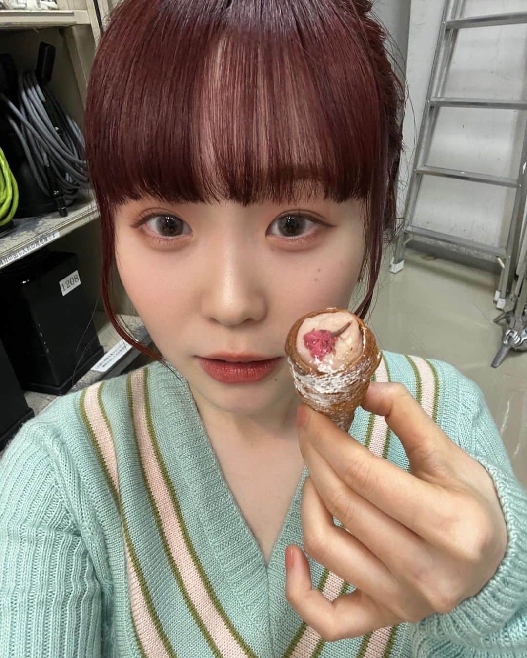 MAYU EMPiREさんのインスタグラム写真 - (MAYU EMPiREInstagram)「ケータリングうれしいわたし(背景の現場感ありすぎ)  さくら味のサクサクのやつおいしかった🌸  さくら味うまい！すき！ なんの味なのかわかんないけど。」3月11日 19時32分 - mayu_exwhyz_