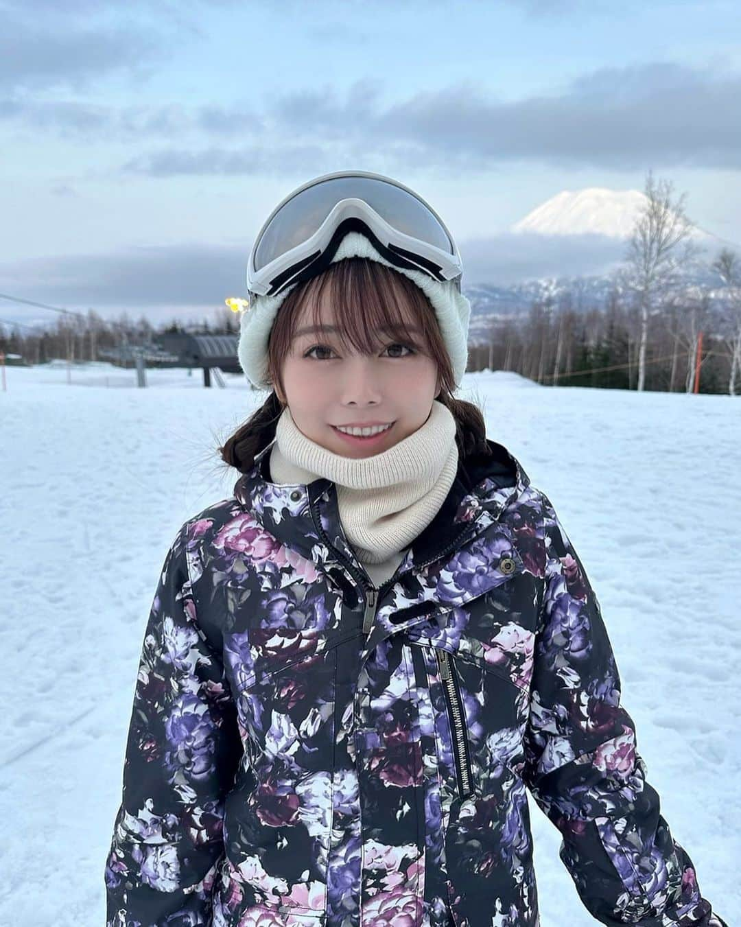 辻満里奈さんのインスタグラム写真 - (辻満里奈Instagram)「北海道のニセコ旅行❄️ 思ったより寒くなく、とっても快適です✨  みなさんは、スキーとスノボ、どちら派ですか？  私は、スキーしか出来ません😂  スノボも出来るようになりたいなぁ☃️  他にも上げたい写真がたくさんあるので、また後ほど、北海道旅行の写真をシェアさせてください☺️  #スキー #スノボ #スノーウェア #銀世界 #北海道 #北海道旅行 #ニセコ #ニセコ町 #東山ニセコビレッジリッツカールトンリザーブ #リッツ #リッツカールトン #hokkaido #niseko #アナウンサー #フリーアナウンサー #セントフォース #辻満里奈」3月11日 19時34分 - marina__tsuji