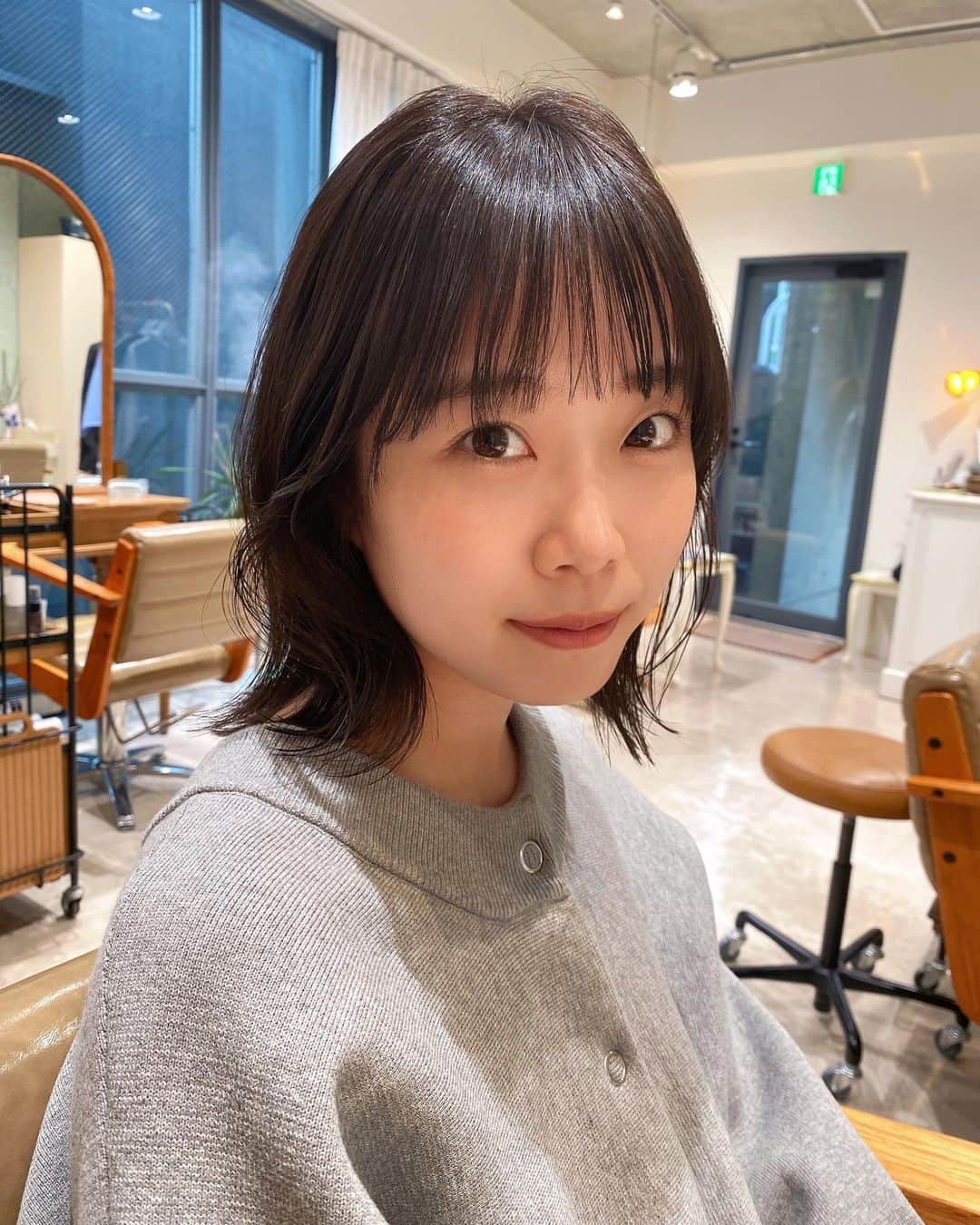 渡辺まおのインスタグラム：「急に髪を染めたくなったので…👶🏻🤍 暗い方がやっぱり落ち着くな〜」