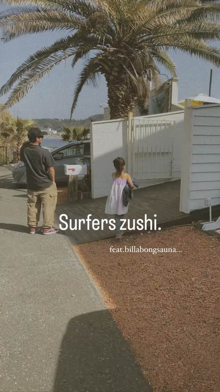 堀舞紀のインスタグラム：「🌴〜  just the 4of us...  @surferszushi   feat.  @billabong_japan SAUNA!!!  今バズってるスポットへ 行ってみたら 予約いっぱいで憧れのサ！活が 出来なかった😂😂  図ですw。  だけど surfers.はご飯もロケーションも 最高！最上級！極上！ 🙌🏾ッッッ なので。  目の前の水のキレーなbeachで ひとしきり遊んで(光合成👙)  オイティーご飯食べて😩💕  むしろこれが良かった、、、  134激混みだから🚃← 逗子から歩けるよ😀  これからの季節湘南いくわ🫶🏾 って人！ 絶対ここに行ってほしいです。 お店も可愛いし。 小さい子にも優しいし。 安心ビーチあるし。 水あるから砂洗って帰れるし。 サンセットなんて 泣いてまうょ。 (産後でホルモン乱れてたら気をつけて)  サウナ🧖🏾‍♀️してる人は そのまま目の前の海へダイブしてて きもちよさそだったな〜  人気すぎるので予約必須😂←  まだまだ 暑すぎなくてこれからの 季節なんて最高でしかない🥺  やっとこの季節やってきたー！ ウレシーーー。  #湘南グルメ  #湘南カフェ  #湘南ツアー #海沿いカフェ  #サ活 #してないけど使いたかった 🤪」
