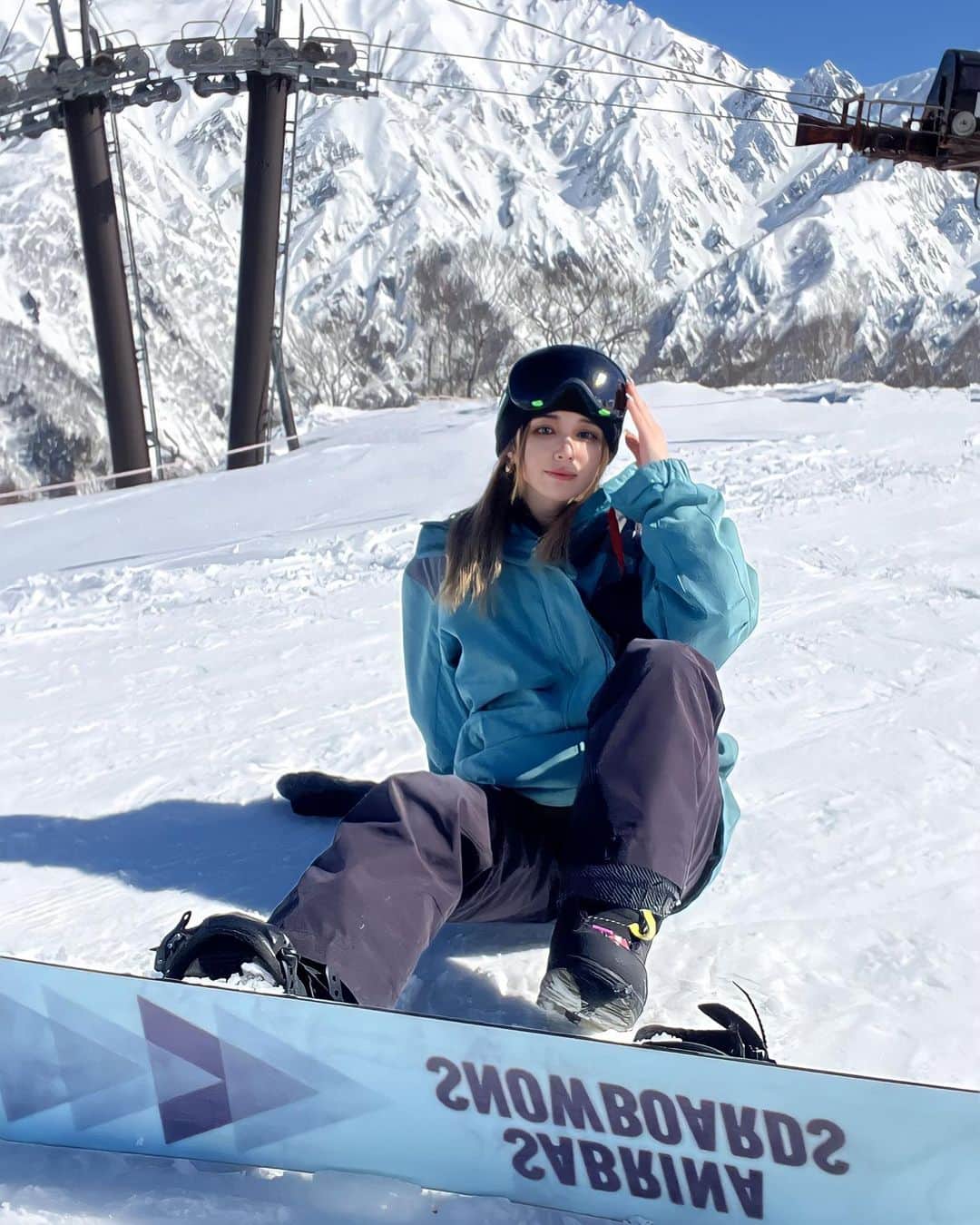 谷口美咲のインスタグラム：「. 人生3回目のスノボ✌🏼 ロケーションも 天気も最高🤍 楽しかった代償に 次の日身体が 言うこと聞いてくれなかった🤣 . 次はちゃんとウェア 買っていこう🤲🏻 . #スノボ #スノボー #スノボ女子 #スノーボード #dayoff #snow #snowboard #白馬村」