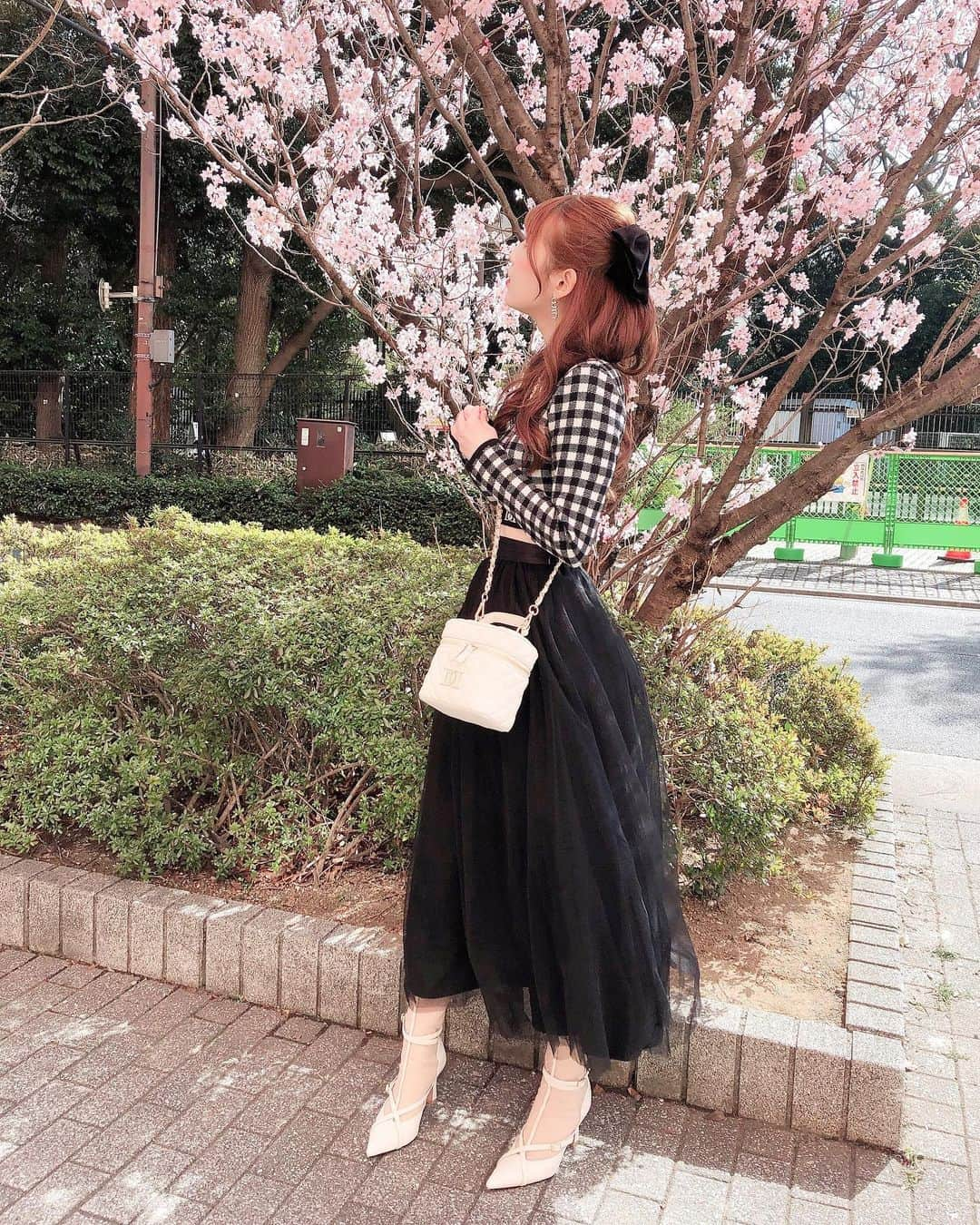 松尾友加里さんのインスタグラム写真 - (松尾友加里Instagram)「桜が咲いたね🌸 春がきた〜って感じ🫠💕  お花見出来てよかった🌸 今日のコーデは💁🏼‍♀️ 大好きなブランドダーリッチ🎀  ❤︎@darich_official   ❤︎@saki__saito   トップスもスカートもバックも😉 ショートブーツ👢はherlipto💋  ❤︎@herlipto   即完売するから、本当に可愛い しおススメだよ😘☺️  _ _ _ _ _ ❤︎_ _ _ _ _ #お花見  #桜  #ダーリッチ  #ダーリッチコーデ  #herlipto  #可愛いすぎる」3月11日 19時41分 - yukari87matsuo