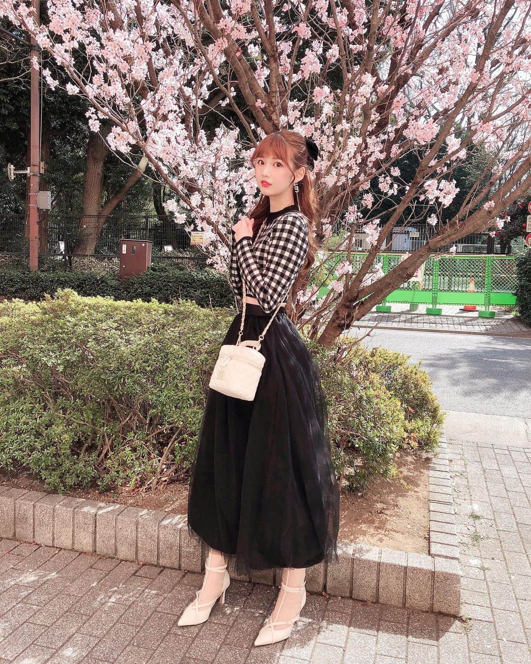 松尾友加里のインスタグラム：「桜が咲いたね🌸 春がきた〜って感じ🫠💕  お花見出来てよかった🌸 今日のコーデは💁🏼‍♀️ 大好きなブランドダーリッチ🎀  ❤︎@darich_official   ❤︎@saki__saito   トップスもスカートもバックも😉 ショートブーツ👢はherlipto💋  ❤︎@herlipto   即完売するから、本当に可愛い しおススメだよ😘☺️  _ _ _ _ _ ❤︎_ _ _ _ _ #お花見  #桜  #ダーリッチ  #ダーリッチコーデ  #herlipto  #可愛いすぎる」