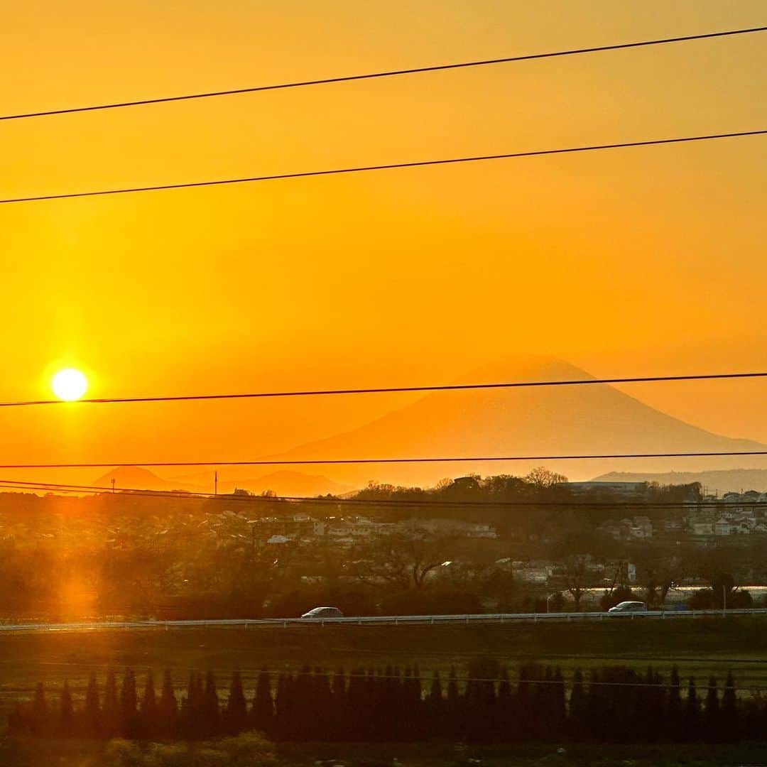 植田佳奈のインスタグラム：「#夕焼けの空 #富士山 #夕日 #新幹線」