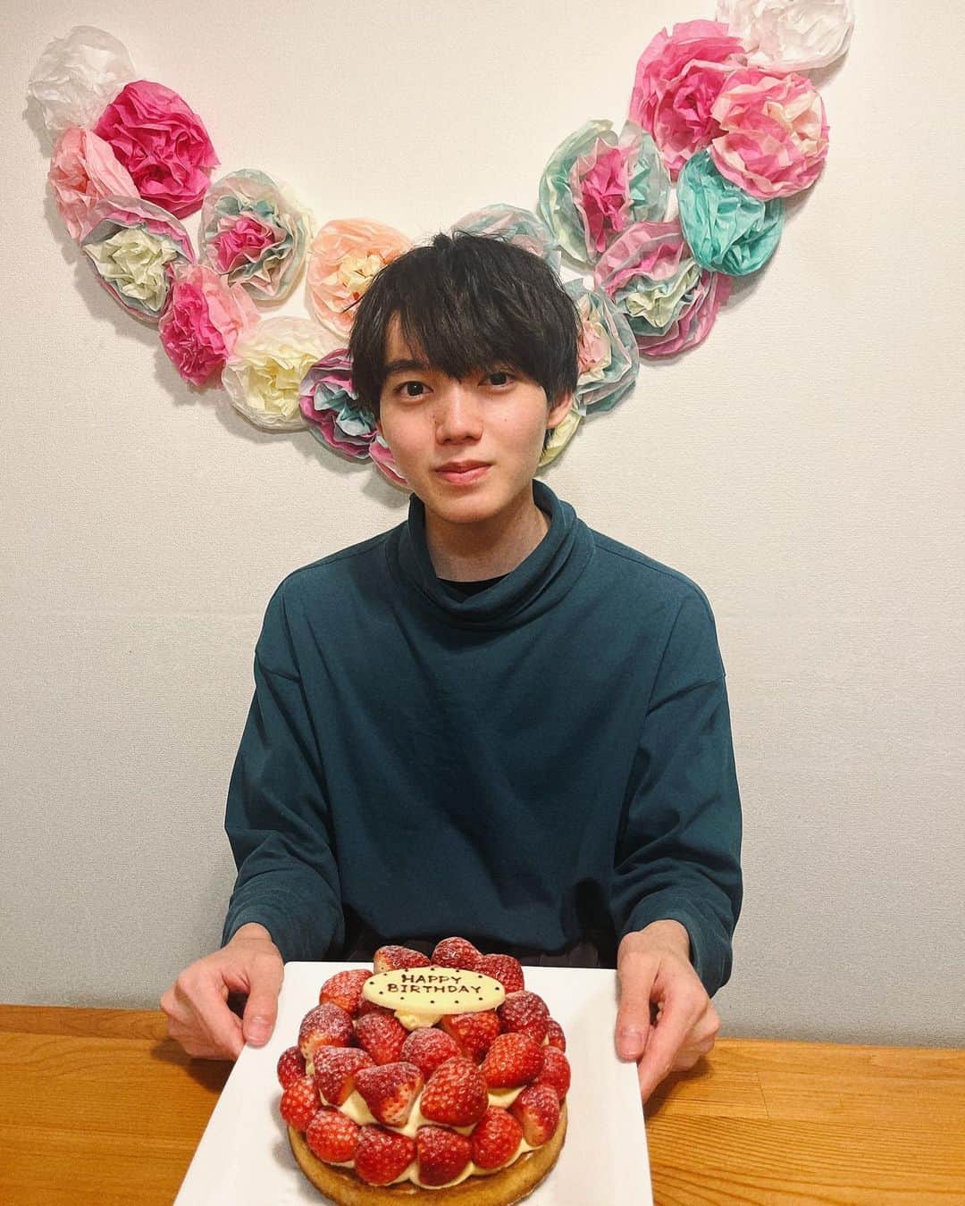 小泉光咲のインスタグラム：「3月11日は 僕、小泉光咲の誕生日です！ 宮城出身として色んなものを背負いながらこれからもこの活動を通してたくさんの方々に光を咲かせていけたらと思います。 20歳の小泉光咲もよろしくお願いします！」