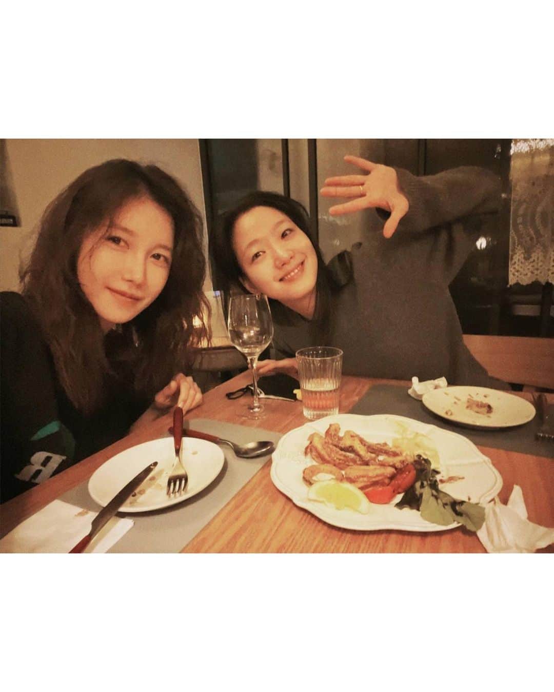 のインスタグラム：「#판도라 첫방기념!  사랑하는 지아언니와 🤍 #판도라조작된낙원 많이 사랑해주세요🫶🏼 TVN 토일 9시10분❤️‍🔥」
