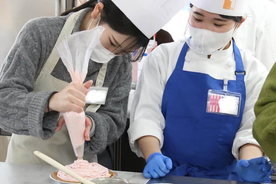 神戸製菓専門学校（公式）さんのインスタグラム写真 - (神戸製菓専門学校（公式）Instagram)「🌈スイーツ科スペシャルオープンキャンパスでした✨🌈  神戸製菓専門学校には1年間「毎日実習」できる夢のような学科があります✨😆  今日はそんなスイーツ科にスポットを当てた特別オーキャン✨毎日実習してきた卒業間近の学生スタッフに1年間の感想も語っていただきました☺️  画像を右にスワイプしてみてください♪  3月は進路選択に向けてみんな動き出す時期💨  新学年に上がる前に余裕をもってオーキャンに参加しよう✊  ●神戸製菓を進学先の候補に入れてる人にオススメ →3/25(土)13:00-16:30   AO入試対策講座「いちごロール🍓ORベーコンエピ🥓」※新3年•既卒の方限定  ●2年制希望の方にオススメ →3/18(土)13:00-16:30 製菓本科ブライダルゼミ体験「プチウェディングケーキ🎂」 →3/26(日)13:00-16:30 卒業生スペシャル「デコレーションケーキ🎂」  ●製菓分野や学校・学科の特長を知りたい方にオススメ →3/19(日)13:00-16:30   まるっとご紹介DAY「ショートケーキ🍰」 →3/21(火)13:00-16:30   4つの学科まるわかりDAY「いちごタルトORいちごデニッシュ🍓」 →3/26(日)13:00-16:30 卒業生スペシャル「デコレーションケーキ🎂」  ●パンに興味がある方におすすめ →3/21(火)13:00-16:30   4つの学科まるわかりDAY「いちごデニッシュ🍓」 →3/25(土)13:00-16:30   AO入試対策講座「ベーコンエピ🥓」※新3年•既卒の方限定  #神戸製菓 #神戸製菓専門学校 #神戸製菓専門学校oc  #スイーツ科 #スイーツ #毎日実習 #パティシエ #製菓 #洋菓子 #pattistagram2023」3月11日 19時48分 - kobeseika_info
