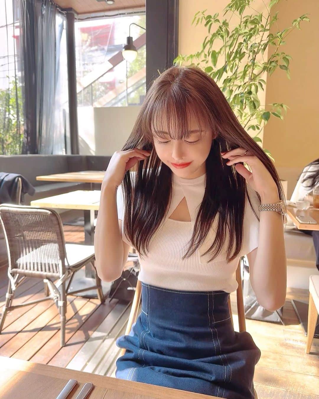 ririのインスタグラム：「New hairです✂︎✌︎  @0606ryomaan くん いつもありがとうございます😊 またロングにしようかな〜🍀  昨日めちゃ暖かくて半袖だった😂 @duras_official のトップス✌︎  デザインめちゃすき💓☺️🌈  最近お昼ダウン着なくて 良くなってきたからめちゃ嬉しい🥺🫶 春が楽しみです🌸🌸🌸  #duras #happy #fashion」