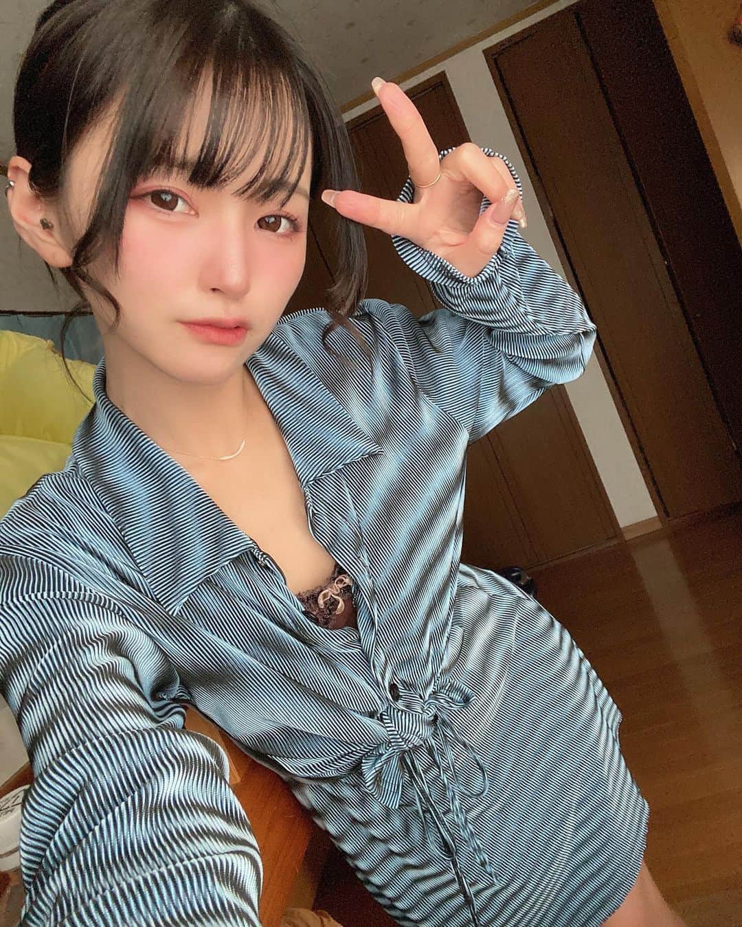 霧宮てんのインスタグラム：「ママが昔着てた洋服を貰って着てみました(*´ω`*) バブル時代ってやつです！ 似合うかな？❤︎ 祖父母に焼肉をプレゼントして、感謝デートしてきました🥩 写真は祖母が撮ったのですが、上手でビックリ！！ おじいちゃん、おばあちゃん、いつもありがとう❤️」