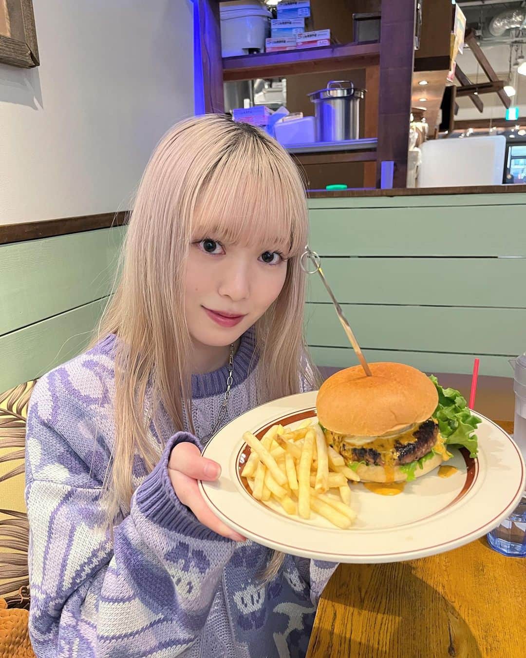 uyuのインスタグラム：「🍔」