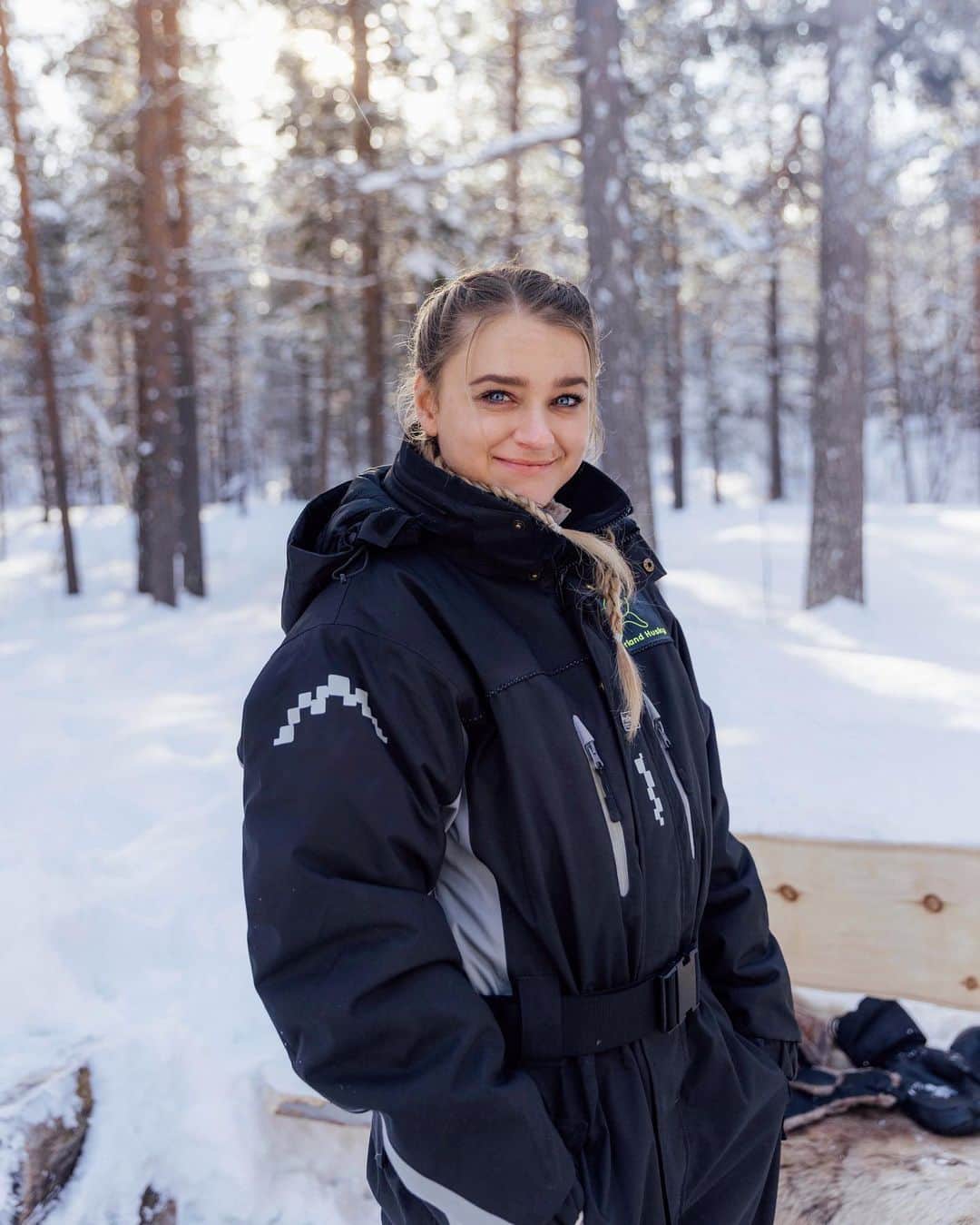 リサンネ・デ・ウィッテのインスタグラム：「Yesterday was the perfect day! Wanted to go Husky Sledding for so long and we finally did! @danvernonphoto booked it for my 30th birthday half a year ago and it couldn’t have been better 🤍🐶 It’s incredibly fun, if you ever get the chance to do it, do it!   📸: @danvernonphoto」