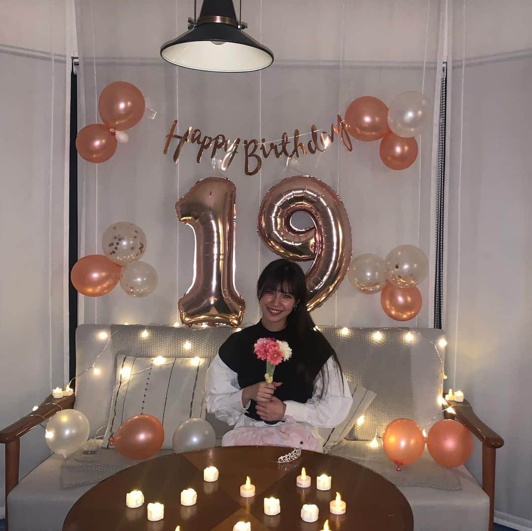増田小春のインスタグラム：「2023/03/03  19歳になりました！ ラストティーン。どんな1年になるのか、とっても楽しみです☺️  楽しい1年にします💞 前進します！ 大きくなります！ みんなを幸せにします！  たくさんの人が、素敵な毎日を送れますようにっ💭🤍  #こはる #19歳 #ひな祭り #誕生日」