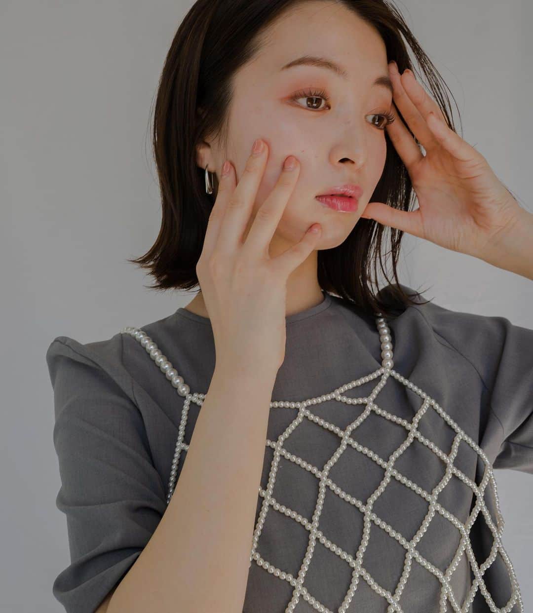 大木光のインスタグラム：「「季節を味方につける」  今期トレンドリップカラーの1つ #フィッシャーピンク は  普段中々トライできない方も 暖かくなってきたこの季節が味方をしてくれる🍀  アイメイクにはにピンク味だけでな、赤みを帯びたニュアンスと奥ゆきを感じるカラーをチョイスし  グレーのセットアップがシンプルにもモードな印象を宿してくれる。  使用コスメも載せているのでよろしければチェックしてみて下さい♪  fashion  @amerivintage  ・UNWIND CONSTRUCTION SHOULDER TOP ・UNWIND BOOT CUT PANTS  eye @celvoke.jp   ヴァティック アイパレット 07 ピンクウィンド  lip @elegance_cosmetics  ブリリアントルージュ　ビジュー11  cheek @addictionbeauty_official  ザブラッシュ パール003P Foggy Rose  hair @hikaru027  make @nagumorose  camera @yuto__t   #メイク#amerivintage #アメリビンテージ#celvoke#セルヴォーク#addiction#アディクション #エレガンス #アイシャドウ#アイメイク#春コスメ #新作コスメ」