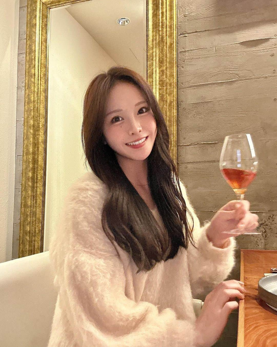 まゆさんのインスタグラム写真 - (まゆInstagram)「ワインでほろ酔い🍷 ３枚目は不意打ちショット📷  #添えてる手は謎 #スルーでお願いします😋(笑)」3月11日 20時12分 - mo44l