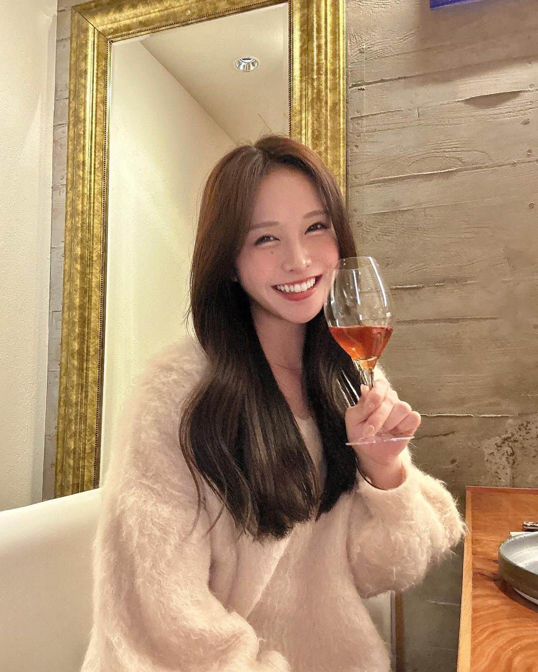 まゆのインスタグラム：「ワインでほろ酔い🍷 ３枚目は不意打ちショット📷  #添えてる手は謎 #スルーでお願いします😋(笑)」