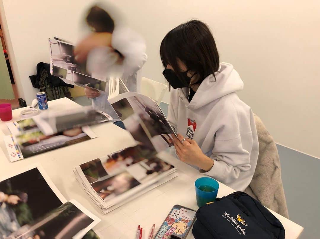 のインスタグラム：「. . . (1st写真集色校チェックのオフショット👀)  3月31日発売の  「来栖うさこ1st写真集 　　オトナのスク水＆競泳水着」  発売記念イベントを4月1日（土） HMV＆BOOKS SHIBUYAで開催します‼️  本日、予約販売の受付開始しました👏  詳しくはこちらをご覧ください❤️  https://www.hmv.co.jp/store/event/47319/  #青山裕企 #競泳水着 #写真集発売  #ショートヘア #チラ見せ」