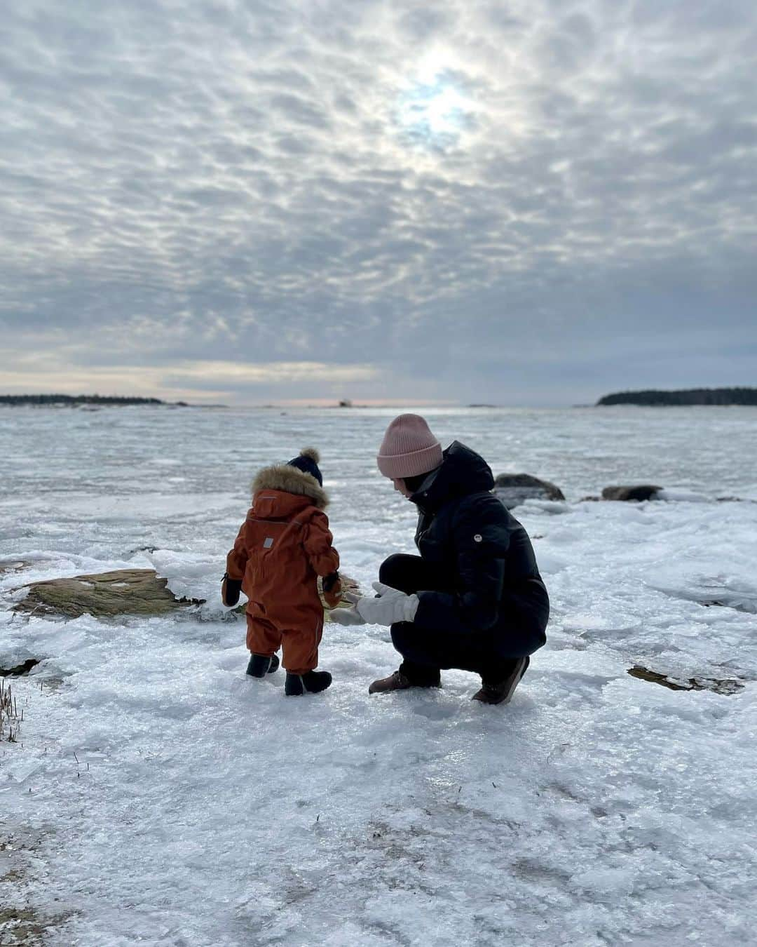 ラウラ・レピストのインスタグラム：「Tutkimusretki maaliskuun taidegalleriaan.🌊❄️🌾🦆 ✔️Ei sisäänpääsymaksua ✔️Kaikille avoin ✔️Jatkuvasti muuttuva näyttely Kantiksilta ⭐️⭐️⭐️⭐️⭐️.」