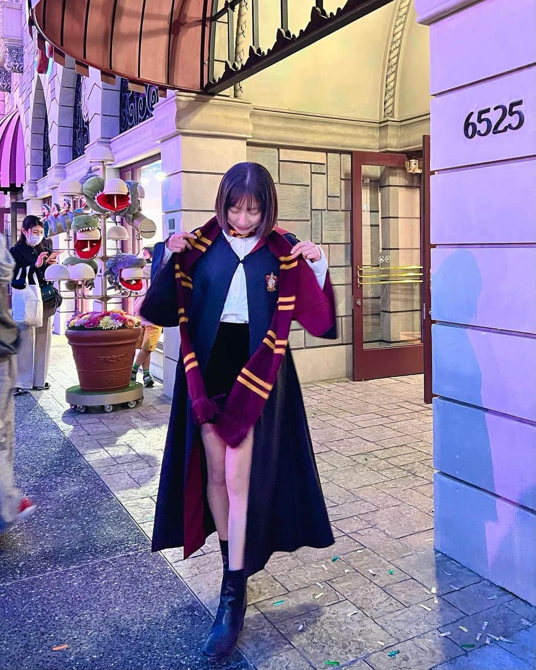 近藤美月のインスタグラム：「遂に...‍🪄🧙️ 憧れのホグワーツ生になりました🦉♥️ 漏れ鍋でバタービール飲んで、ゆっくりしただけ🫠🍺楽しすぎたよ‎🤍  グリフィンドールの制服の中は GUのシャツを使ったよ♡🏫  行き帰りはマントを脱げば良いだけだから、荷物も少なくて済むし、おすすめ♡ ⁡  【GU item...】 ⁡ ▶︎オーバーサイズシャツ ¥1,990 ⁡ ⁡ ⁡ ⁡ ⁡ ⁡ ⁡  #gu #gu購入品レポ #ジーユー購入品 #ユニバコーディネート #ユニバコーデ #guシャツ #ホグワーツ生 #グリフィンドールコーデ #グリフィンドール生 #ホグワーツレガシー #danielradcliffe ユニバ好きと繋がりたい」