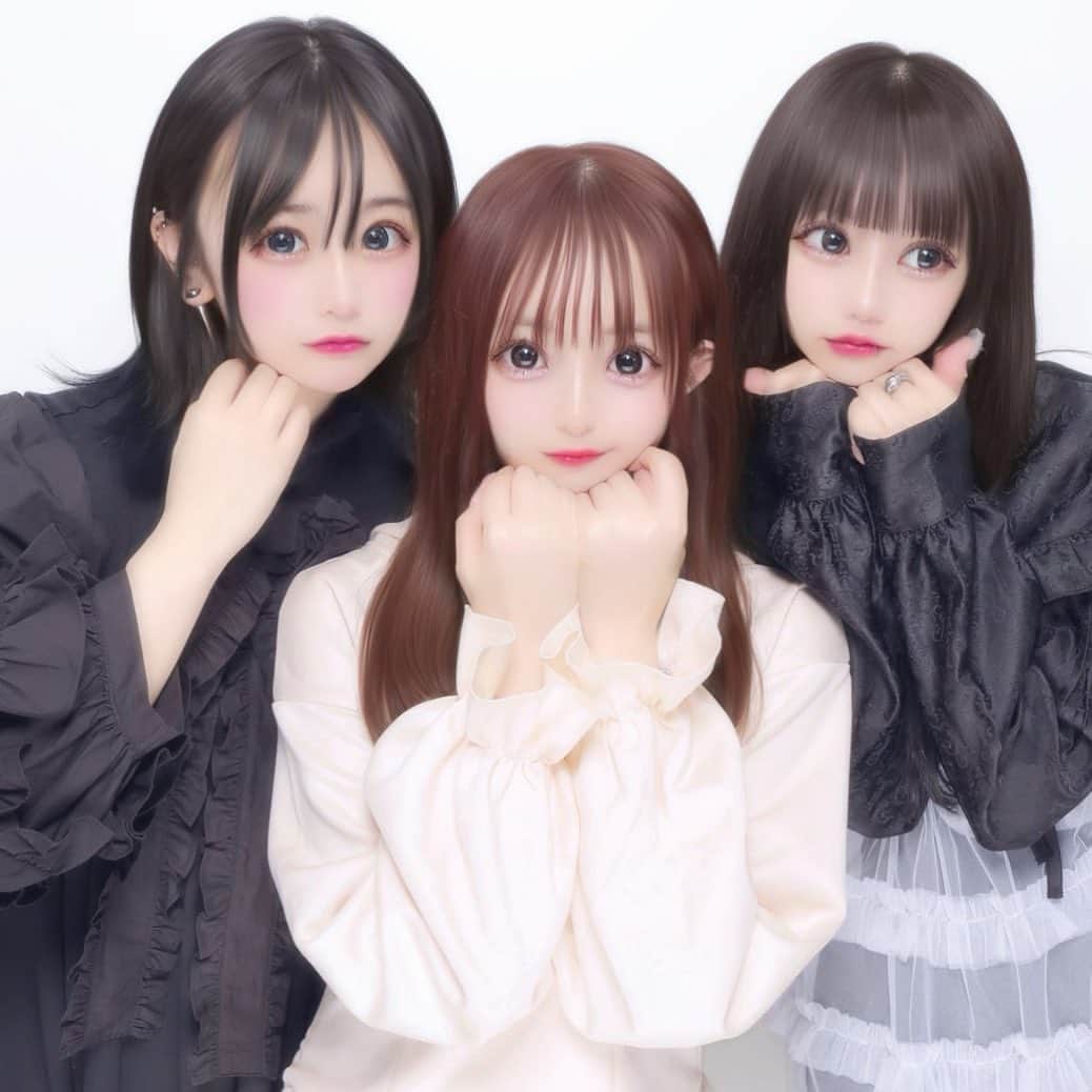 ねこあれのインスタグラム：「アネキ達  ．  ．  ． #地雷ネイル  #地雷女  #アーマーリング  #ピアス女子  #ゲーム女子  #派手髪  #派手髪女子  #ショートヘア  #ジャージ  #アイドル  #メンヘラ  #地下アイドル  #赤髪  #ツインテール  #量産型ヲタク  #量産型  #自撮り女子」