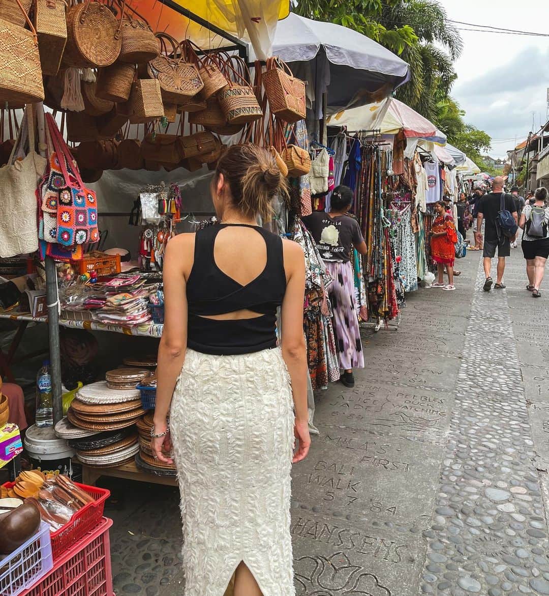 佐々木彩乃のインスタグラム：「📍Ubud market  BALI服ラスト。 @searoomlynn_official でオーダーしてたスカートを🌴 ホワイト可愛い🤍」