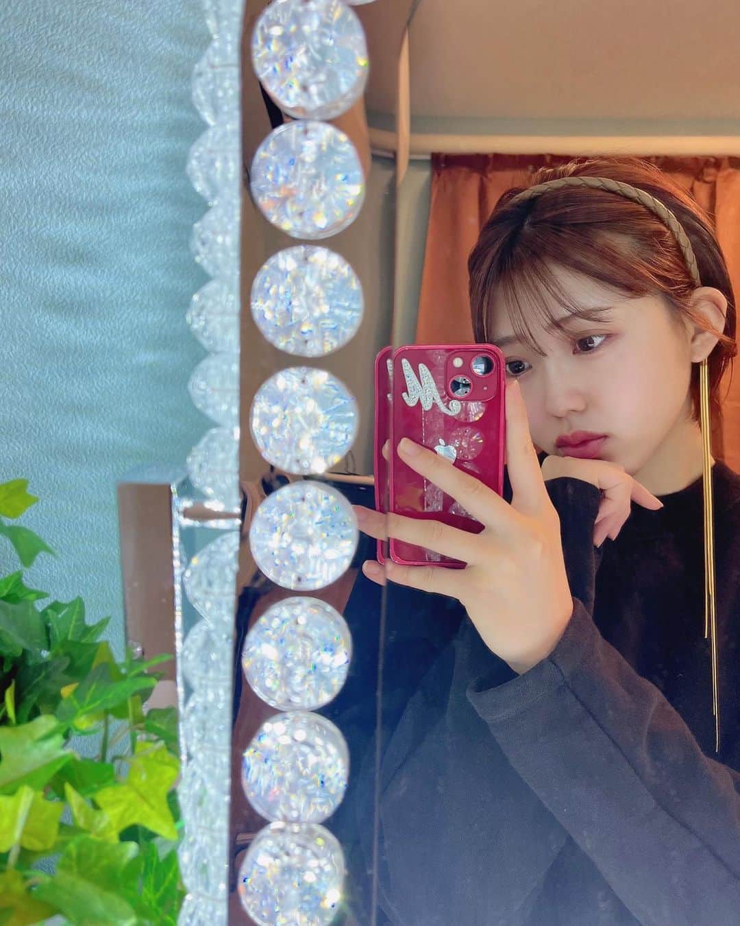 澤田桃佳のインスタグラム：「春夏使える、可愛いカチューシャを最近GETした🌴❤︎　耳元から出るパーツかわいすぎるっ  . . . そろそろ、マスクを外すことが多くなりそうなので、ToToNoESUTEのセルフHIFUでフェイスラインきれいにしてきたよ〜！セルフだから、自分で気になるところを重点的に施術できるし、何より一回で効果出るのが嬉しい❤︎ PR @totonoesute_tukuno  夏に向けて、体づくりも頑張りたいと思っている最近です👯‍♀️💓  . . . #整エステ #堺エステ #大阪ハイフ #セルフハイフ #ハイフ #HIFU  #カチューシャ　#カチューシャアレンジ　#japan #osaka」