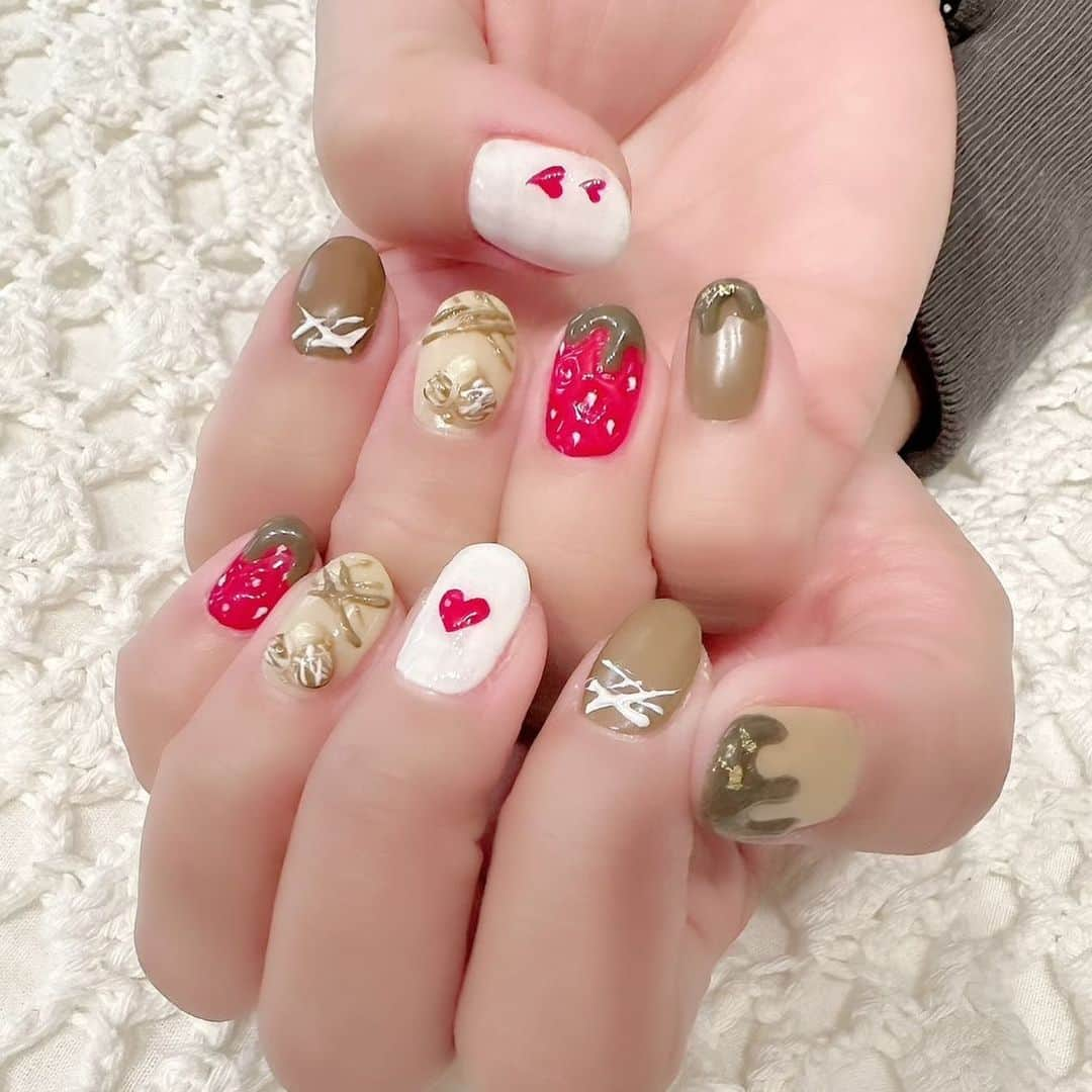 笠原美香さんのインスタグラム写真 - (笠原美香Instagram)「💅 春の訪れをネイルで楽しむ🌸  しかしながら... 自分のネイルは最近地爪率たかし🥹 家事やら、爪先よく使うやらで持ちが悪いから 2週間くらいでリペアするのが 時間的にももったいなくて😅 身体の休息最優先なこの頃なのであった😛  #春ネイル #冬ネイル #お客様ネイル#ネイリスト #アイリスト #ビューティスト #美容好き #ネイル #nail #シンプルネイル#ニュアンスネイル#クリアネイル #ビジューネイル  #ニットネイル#クリスマスネイル#ニュアンスネイル # #ビルダーネイル #セルフネイル #ネイル好き#押し花ネイル #花柄ネイル#フラワーネイル#バレンタインネイル#ハートネイル #キラキラネイル#手描きネイル#いちごネイル#チョコレートネイル#ショコラネイル」3月11日 20時45分 - mika.k419