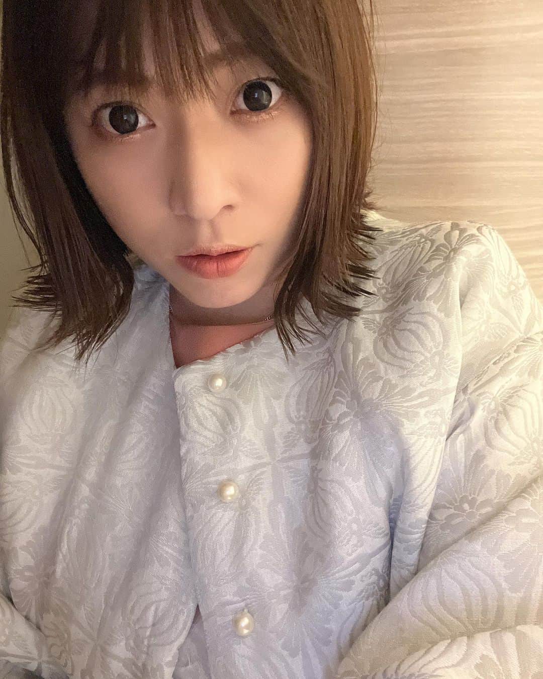 鈴華ゆう子のインスタグラム：「西陣織弥栄織物さんの帯反物からできたジャケット。このカラーは一点物♡鳳凰柄が活力をくれます！ ちょっとしたお出かけに羽織るだけでエレガントになるよ。 肩落ちデザインでポワッとしてるシルエットが女性らしいです。 京都の着物リメイクあんえんさんの作品。 お出かけの時はこちらの着物リメイクワンピを着ています。 This jacket is a remake of a kimono. #あんえん #着物リメイク  #着物リメイクあんえんkyoto  #京都着物リメイクあんえん  #kimonoremake  #japanesefashion  #kimonojacket  @anenkyoto」