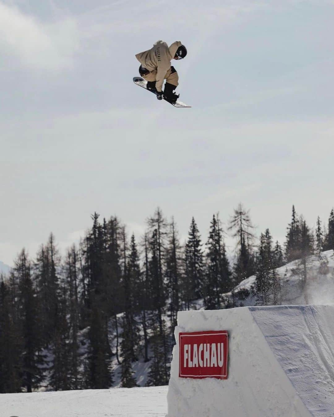 飛田流輝さんのインスタグラム写真 - (飛田流輝Instagram)「Favorite photo 🫶🌊🏔  📸　@absolutpark & @pleasuremagazin   @volcomjapan #volcomjapan  #willraise #ウィルレイズ  #snowboarding #snowboard #スノーボード  #グローバルWiFi #gobeyonder  #glovalwifi」3月11日 20時54分 - rukitobita