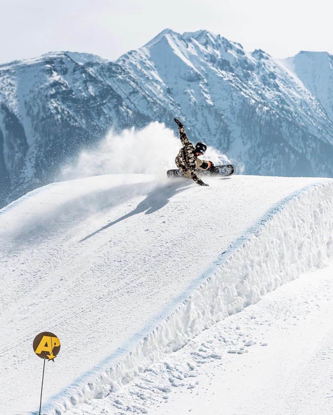 飛田流輝のインスタグラム：「Favorite photo 🫶🌊🏔  📸　@absolutpark & @pleasuremagazin   @volcomjapan #volcomjapan  #willraise #ウィルレイズ  #snowboarding #snowboard #スノーボード  #グローバルWiFi #gobeyonder  #glovalwifi」