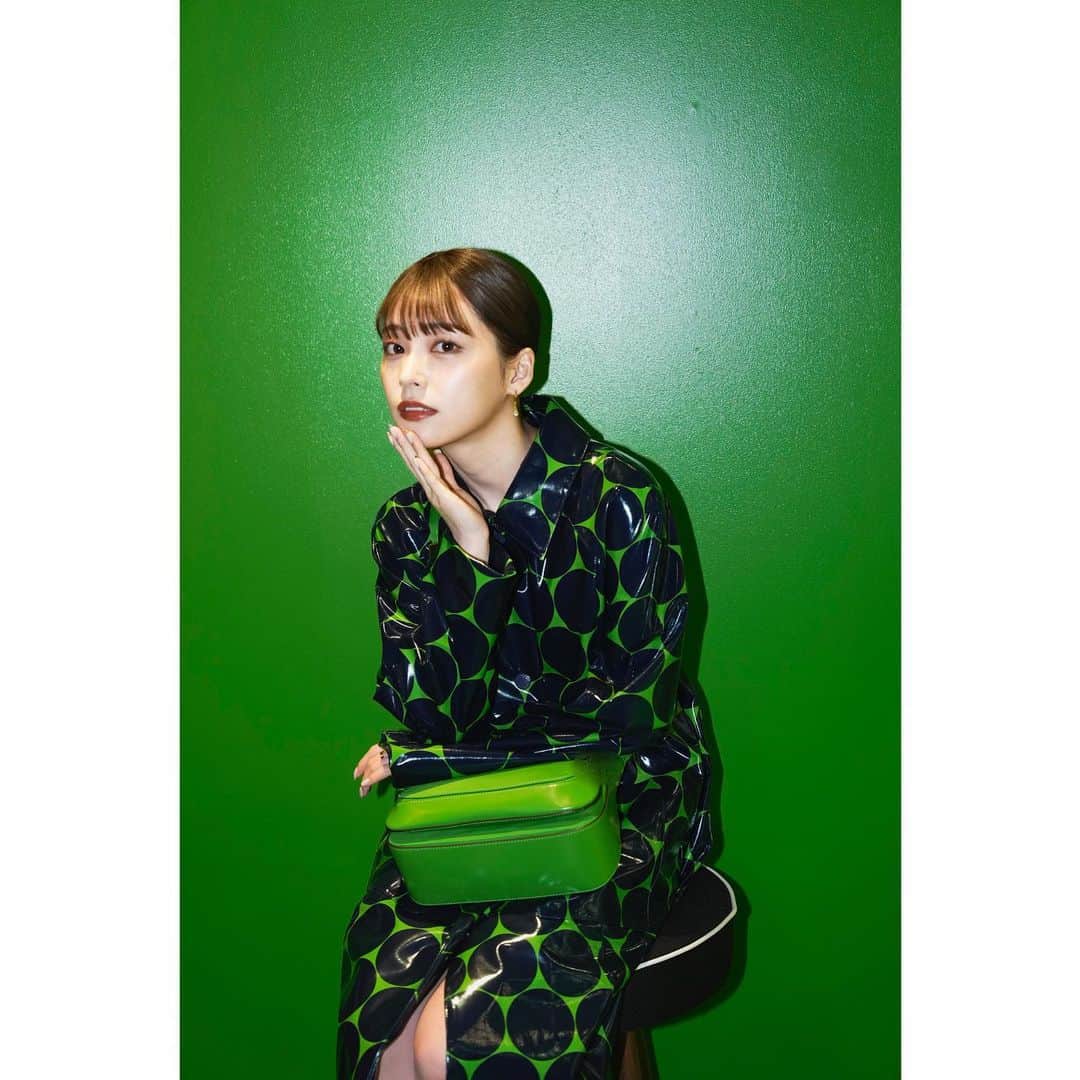 那須笑美のインスタグラム：「Kate Spade New York Green Room♠︎  グリーンに包まれビビットな空間に癒されました🪴💚  kate spade new york 銀座店 3F/東京都中央区銀座5-5-19 2月1日(水）~6月迄開催中です!  #katespdejapan#ケイトスペードアドベンチャー#サムアイコ」