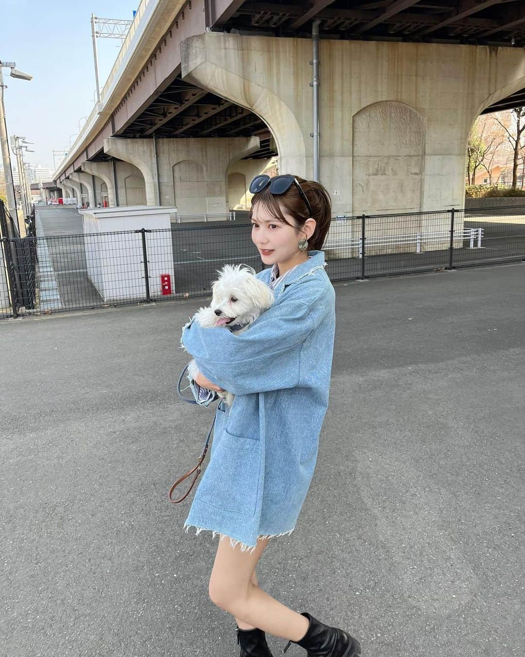 新井遥のインスタグラム：「＾ この前初のドッグランへ🐩🤍 ずっと後くっついてきてかわいかった…♡  たくさん走ったから髪の毛ボサボサ🥺 帰りヘトヘトになっちゃったみたいでずっと舌だしてた笑」