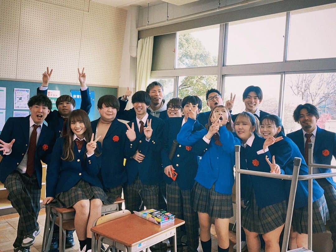 けーすけのインスタグラム：「青春🏫🌸  #このクラスで一回授業受けてみたい #みゆちゃんカメラマン #ウンパは先生役で休憩中」