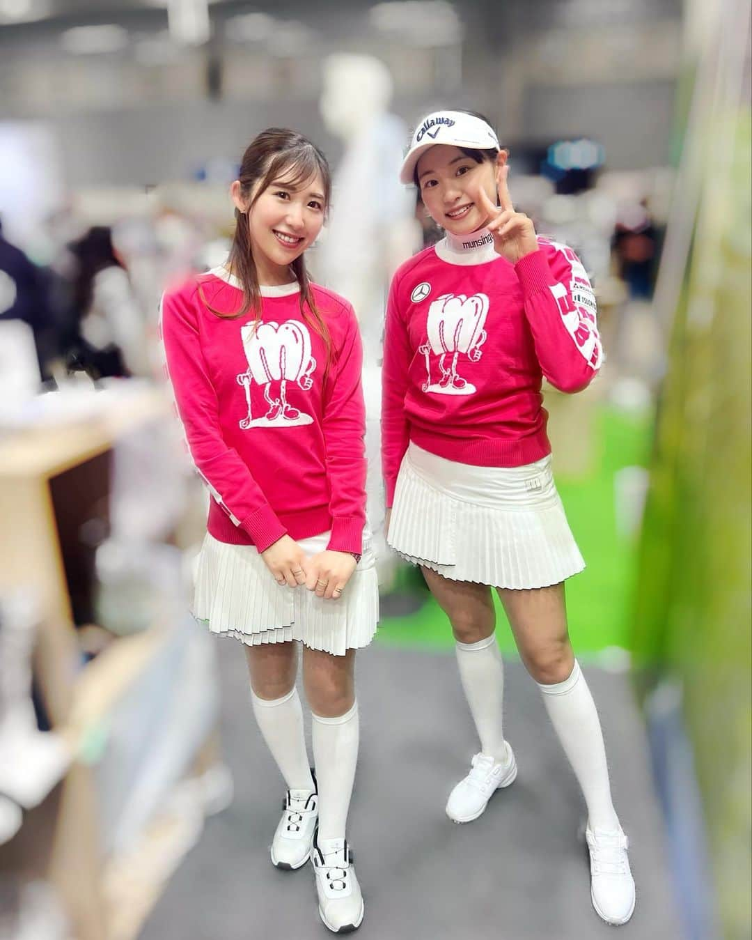 千代田唯のインスタグラム：「ジャパンゴルフフェア2023⛳️ 2日目ありがとうございました☺️ デサントブース、三浦桃香プロのトークショーは大盛況✨ 桃香ちゃんとお揃いコーデで嬉しかったです🤭🍑ティーチングプロおめでとうございます✨ @munsingwear_jp  ・ スポーツトレーナー鴻江先生の「うで体」「あし体」理論すごいです‼︎本当に！ 百聞は一見にしかず。明日ゴルフフェア行かれる方は是非体感して欲しいです☺️ ・ そして、今日はたくさんの方が会いに来てくださいました！！ ありがとうございます🥰ゴルフをしていて良かった✨ これからもイベントがある時には是非お越し頂ければ嬉しいです✨ ゴルフフェアは明日まで！！ お時間ある方は是非行ってみてくださいね☺️♥️  #ゴルフフェア #ゴルフトゥデイ #マンシングウェア#munsingwear#デサント #ゴルフウェア#ゴルフ女子#ゴルフコーデ #ゴルフ好きな人と繋がりたい#ゴルフ大好き#ゴルフ女子コーデ#ゴルフスタグラム #golflover #golfgirls #golfwear#japanesegirl#asiangirl#instagolf#골프 #高尔夫」