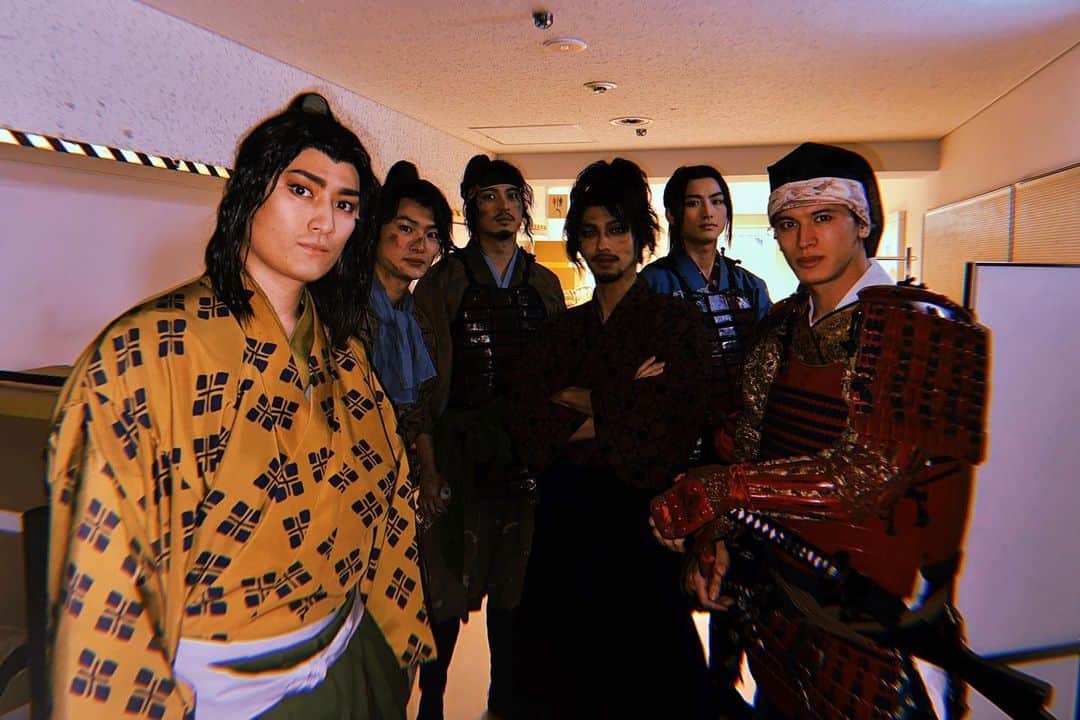 才川コージさんのインスタグラム写真 - (才川コージInstagram)「舞台『巌流島』 神戸公演初日ありがとうございました。  カーテンコールで誕生日祝ってもらえてめちゃくちゃ嬉しかったです！  あの写真は笑ってしまった🤣  良き１日になりました✌️ #巌流島 #筋肉レベル28」3月11日 20時57分 - kojisaikawa