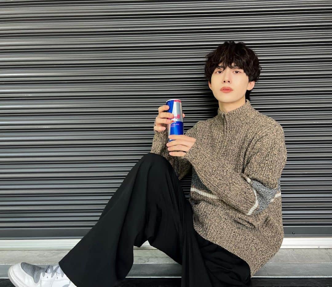 市川慶一郎のインスタグラム：「古着屋さんでニット手に入れた🧶」