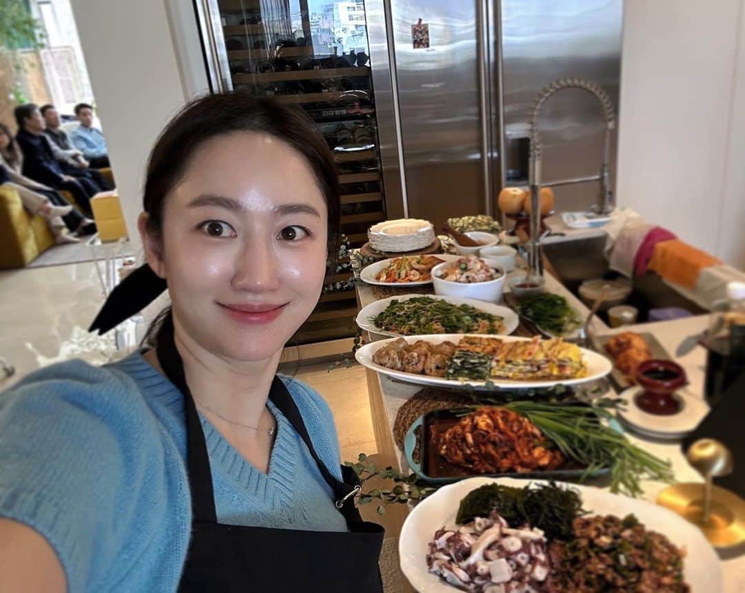 チョン・ヘビンのインスタグラム：「시어머님 10주기 추모식🙏  시어머님을 한번도 뵙진 못했지만 생전에 베푸시며 사신 은혜를  저희가 받고있는듯  늘 어머님의 감사함을 느끼며  살게 됩니다 ☺️ 오늘 아기도 할머니께 처음 인사드리고 모든 가족이 모여 어머님을 그리워 했습니다  계셨다면 참 좋았을것 같았습니다 하늘에서 잘 지켜봐 주세요  어머니께 칭찬 받는일  많이 만들며 살아가겠습니다 🥰」