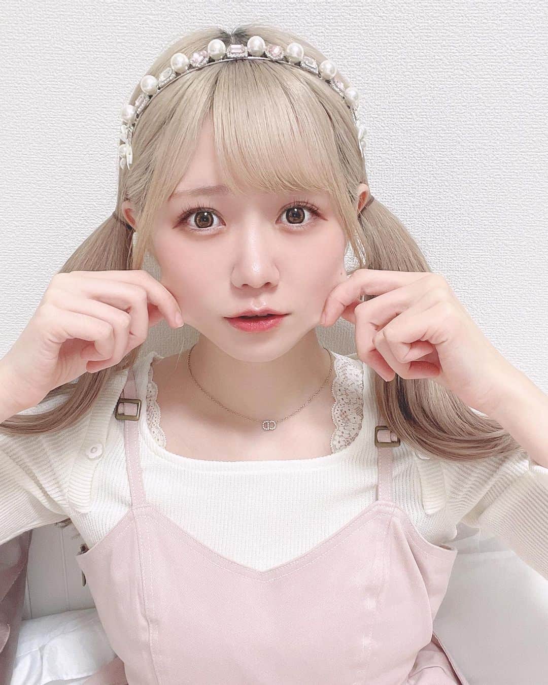 のインスタグラム：「୨୧ 春服かわいいのたくさんゲットしたから 着るのたのしみなんだ🕊️🌸 ・ ・ ・ ・ ・ #圧倒的天使  #lillilly」