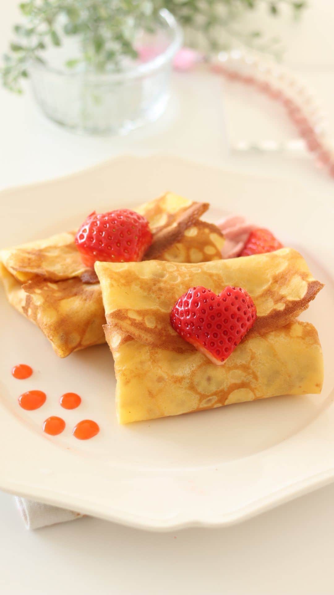 のインスタグラム：「strawberry crepe🍓  いちごのクレープ🎶 流行りの（？）ラブレターっぽく包んでみた☺️ これはかわいい😍💕笑  #homemade #easy #recipe #tutorial #baking #foodstyling #foodporn #food #foodphotography #foodpics #foodgasm #tasty #dessert #video #inspiration #reels #おうちカフェ #お菓子作り #手作りケーキ #ケーキ作り好きな人と繋がりたい #手作りお菓子 #crepe #strawberry #sweets #homecafe #foodie #hidamaricooking」