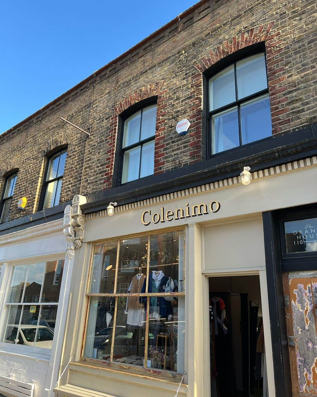 コレニモのインスタグラム：「Hello, weekend. Lovely spring light came back to London! See you very soon👋☺️#colenimo #columbiaroad」