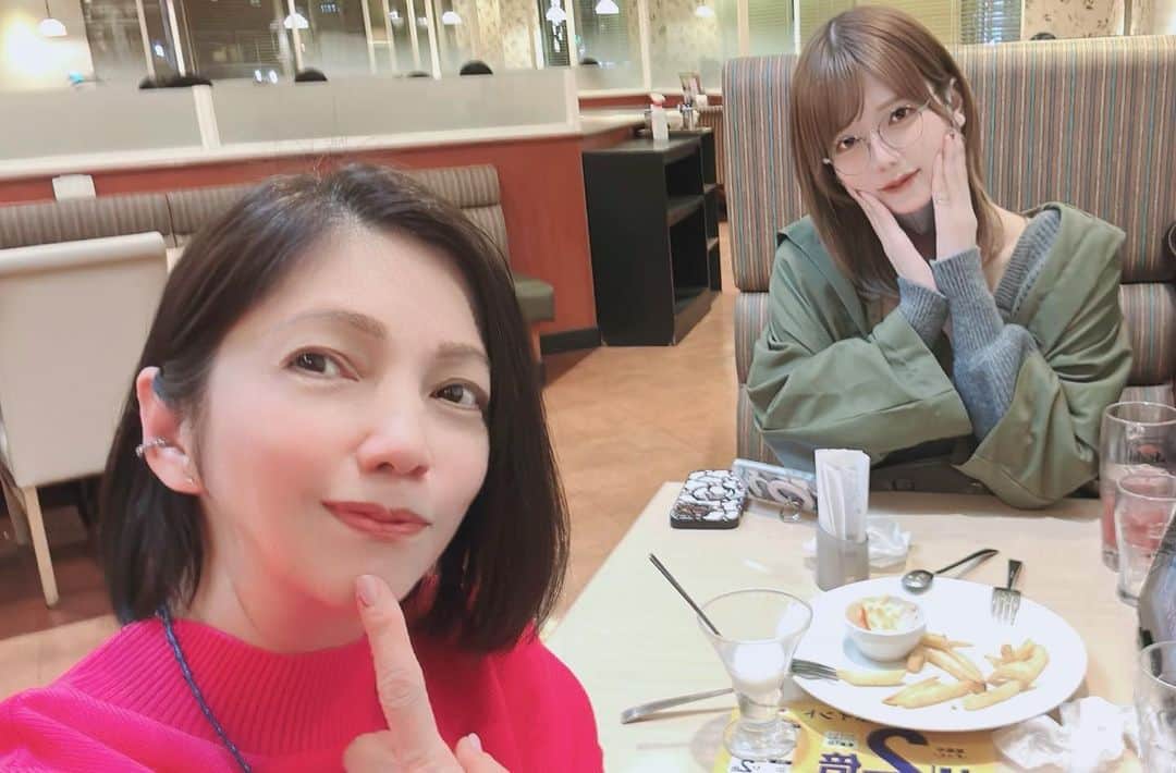 のインスタグラム：「ママとファミレス🌷 ママがカメラマンになると加工ゴリゴリになる😂」