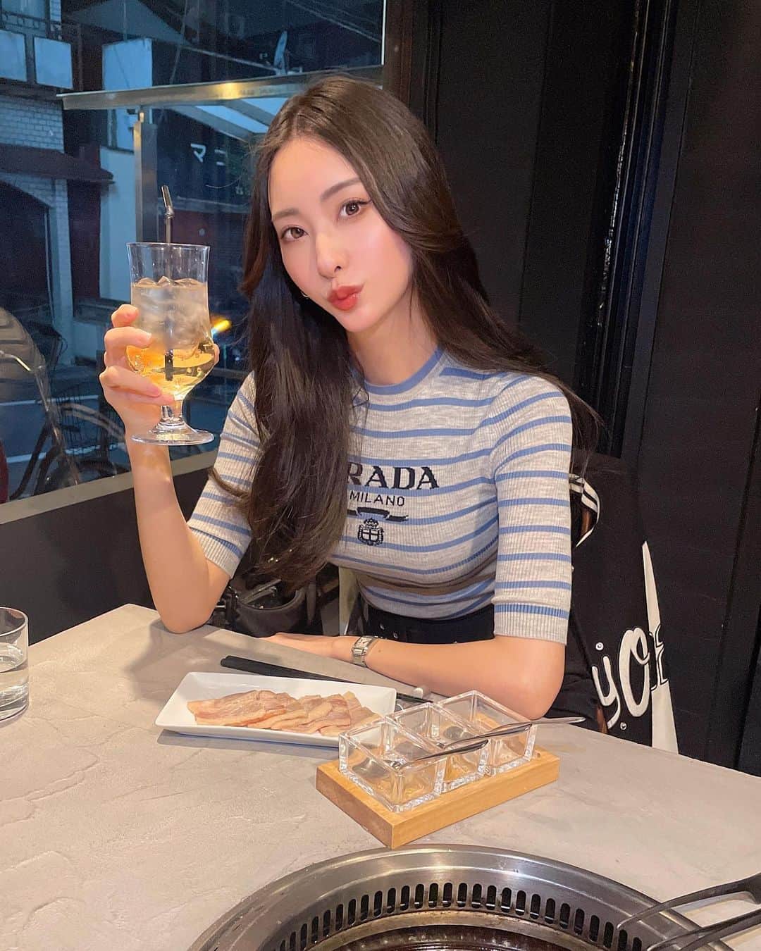 のインスタグラム：「. . えりちゃんがオーナーをしてる 焼肉屋さん韓美に行ってました☺️💓  イタリアンみたいな内装ででおしゃれなので女子会とかデートにおすすめです🍖 締めの明太子ご飯も美味しすぎたっ！ えりちゃんご馳走様でした🥺💖  行きたい方はこちらまで💁‍♀️ TEL 03-4333-4018 豊島区南池袋1-8-7 会津天宝ビル1階  #焼肉#グルメ#池袋#池袋グルメ」