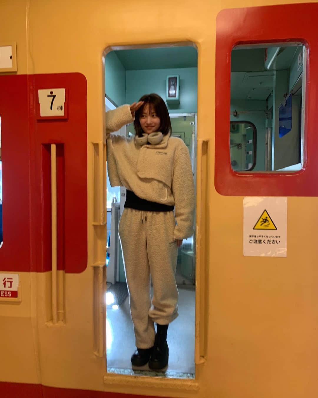 二宮芽生さんのインスタグラム写真 - (二宮芽生Instagram)「🚞  最近ロケで色んなところに行けて嬉しい☺︎  これは志賀高原の帰り。」3月11日 21時25分 - meuninomiya