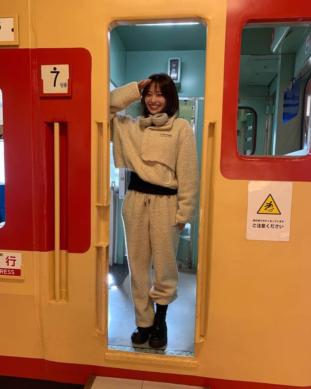 二宮芽生のインスタグラム：「🚞  最近ロケで色んなところに行けて嬉しい☺︎  これは志賀高原の帰り。」
