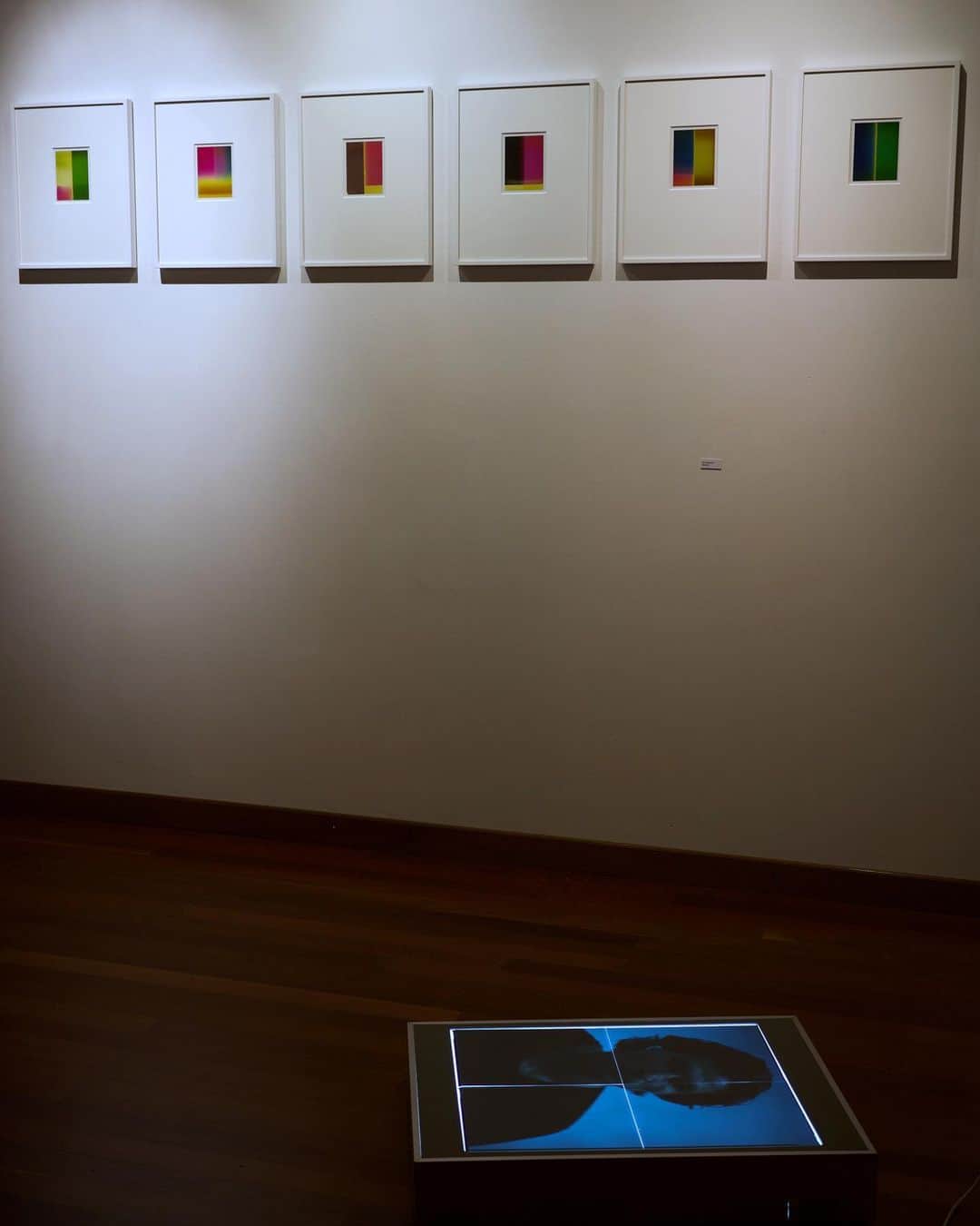 ユーリ・ポドラドチコフのインスタグラム：「𝘓𝘦𝘵 𝘪𝘯 𝘵𝘩𝘦 𝘓𝘪𝘨𝘩𝘵 @aarlo_u_viggo Until 27/05  With:   Clementine Bossard / @clementine_bossard  Valentin Carron / @carron_valentin  Andreas Fischbach / @fischbach_andreas   Lauris Paulus / @lauris_paulus  Iouri Podladtchikov / @iouripodladtchikov  Gilles Porret / @gilles.porret   Jean-Marie Reynier / @jeanreynier   Una Szeemann / @unaszeemann  Miki Tallone / @miki_tallone    Freely inspired by the apocryphal quote - attributed to Audiard: "happy are the cracked people because they will let the light through", the exhibition is like a collection of luminescent interstices that speak to us of beauty, sparks, paraphrases and conceptual twirls. Tools that, if well sharpened, facilitate the artist's wandering between darkness and light, making him this luminous crack, which helps us to resist.   P.S.: the original quote from Groucho Marx being "Blessed are the cracked, for they shall let in the light".  2/4: 𝘜𝘯𝘵𝘪𝘵𝘭𝘦𝘥 (𝘙𝘰𝘴𝘦 𝘠𝘦𝘭𝘭𝘰𝘸 𝘢𝘯𝘥 𝘎𝘳𝘦𝘦𝘯), 2022, polaroid, 10.2 x 12.7 cm 3/4: 𝘜𝘯𝘵𝘪𝘵𝘭𝘦𝘥 (𝘙𝘰𝘴𝘦 𝘠𝘦𝘭𝘭𝘰𝘸 𝘢𝘯𝘥 𝘉𝘭𝘶𝘦), 2022, polaroid, 10.2 x 12.7 cm 4/4: 𝘴𝘦𝘭𝘧𝘱𝘰𝘳𝘵𝘳𝘢𝘪𝘵*, 2022, dia-positives, light-box, glas, 40x 50x 22 cm」