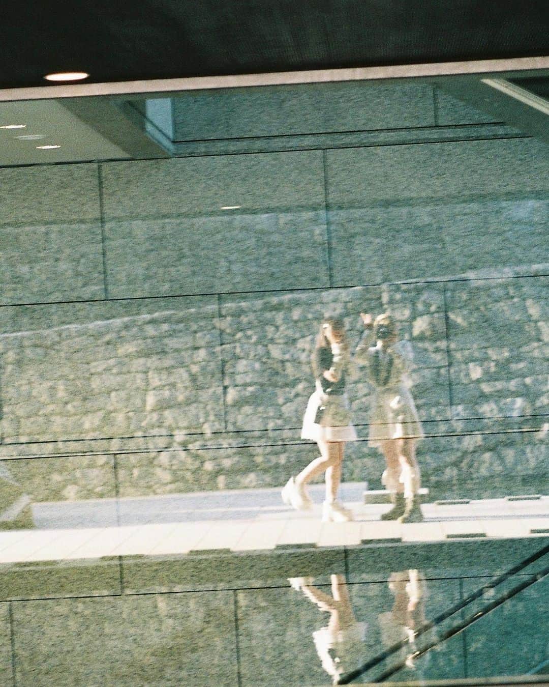 上野遥さんのインスタグラム写真 - (上野遥Instagram)「🕊  由莉耶とDior展に行きました！ 演出含め最高すぎました…  細かいところまで全てが計算されていて 隙がなく完璧で、 ずっと楽しかったです！！  入場前に近くの公園でのんびりしたのも同じくらい最高でした🫶🏻  #dior展 #東京都現代美術館 #木場公園 #良すぎました」3月11日 21時26分 - harutan.pink
